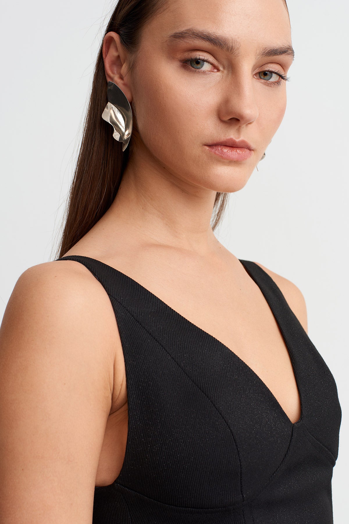 Siyah V Yaka Askılı Formlu Top-Y261011044