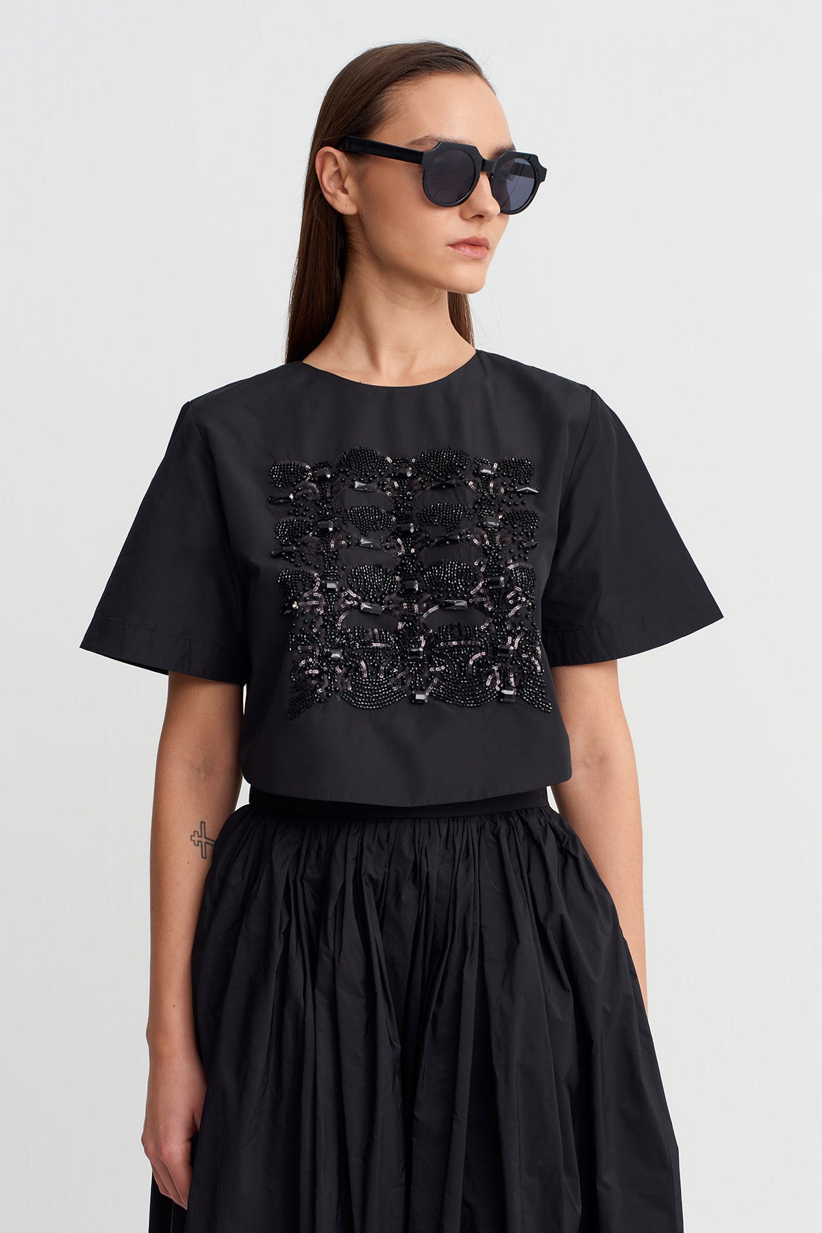 تيشيرت أسود قصير الأكمام مزين بالخرز - Y261011060