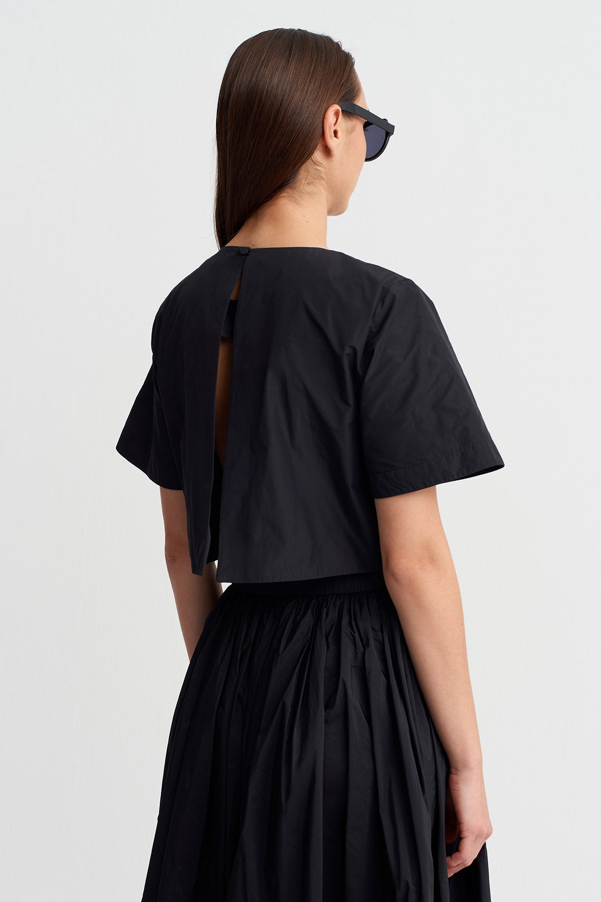 تيشيرت أسود قصير الأكمام مزين بالخرز - Y261011060