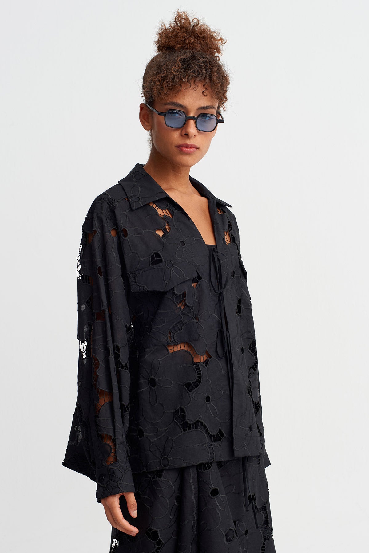 قميص أسود من الدانتيل بنقشة زهور - Y261011061