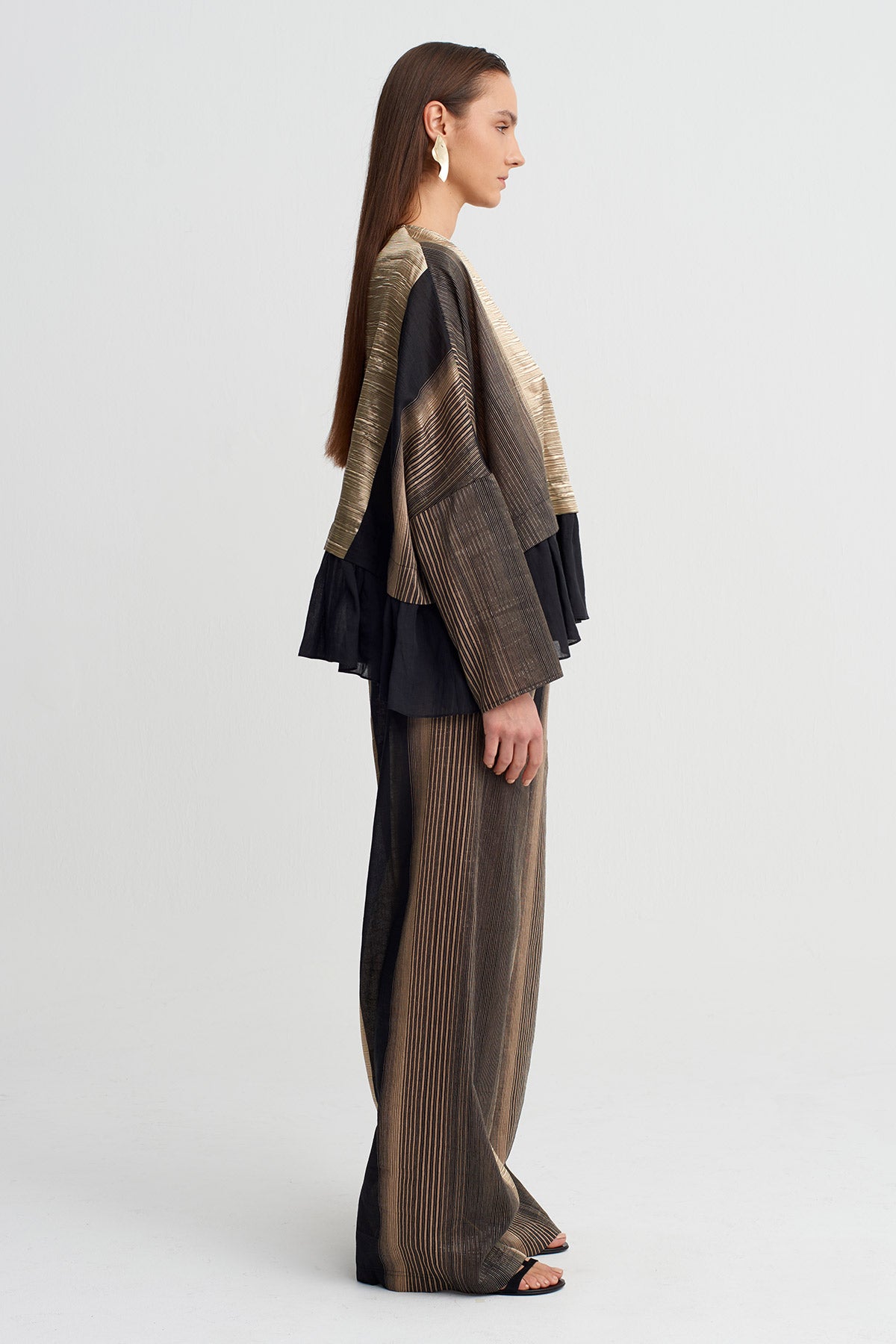 بلوزة سوداء/ذهبية كبيرة الحجم مزخرفة بنقوش ذهبية - Y261011065