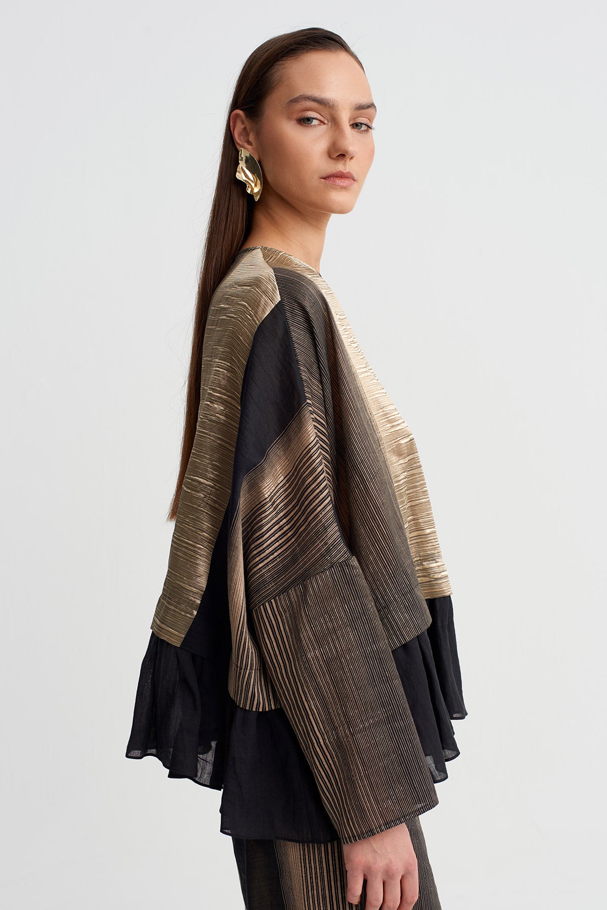 بلوزة سوداء/ذهبية كبيرة الحجم مزخرفة بنقوش ذهبية - Y261011065