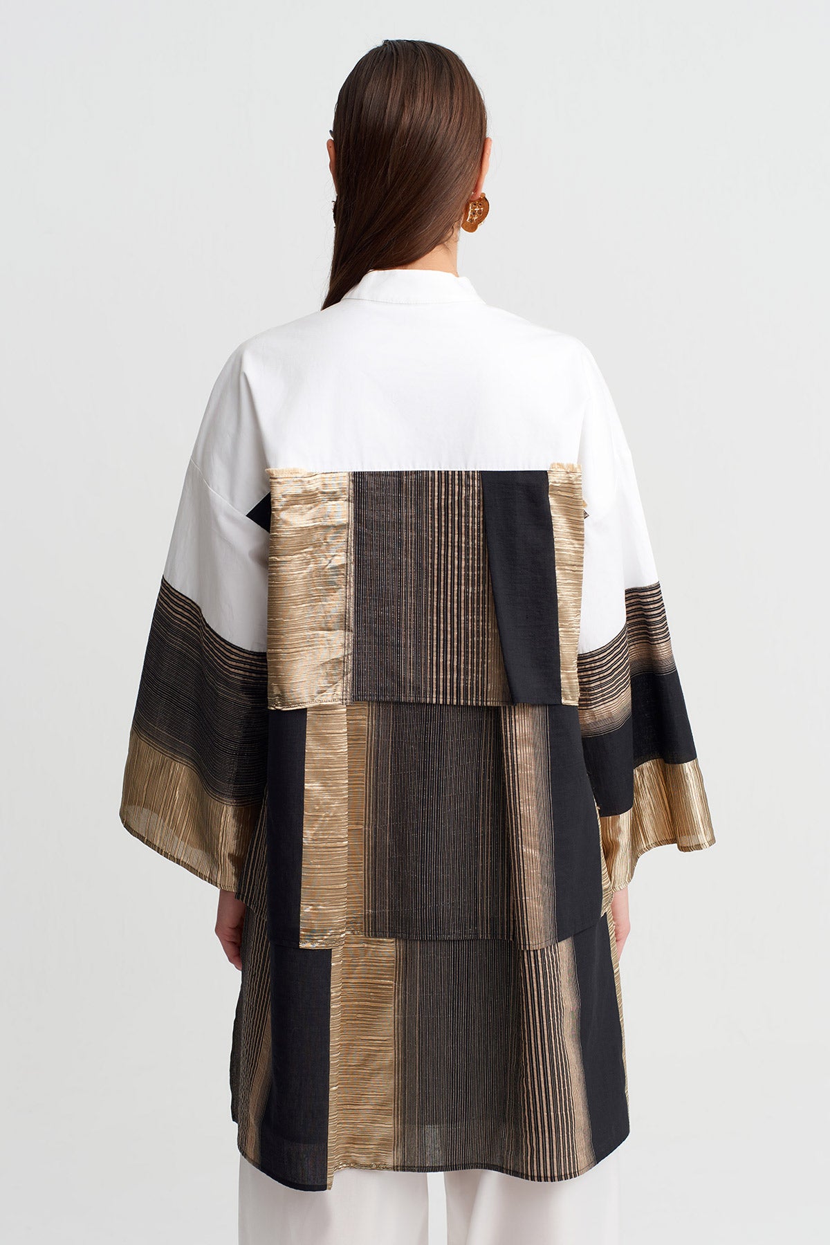 بلوزة تونيك كبيرة الحجم بتصميم مرقع باللونين الأسود والذهبي - Y261011066