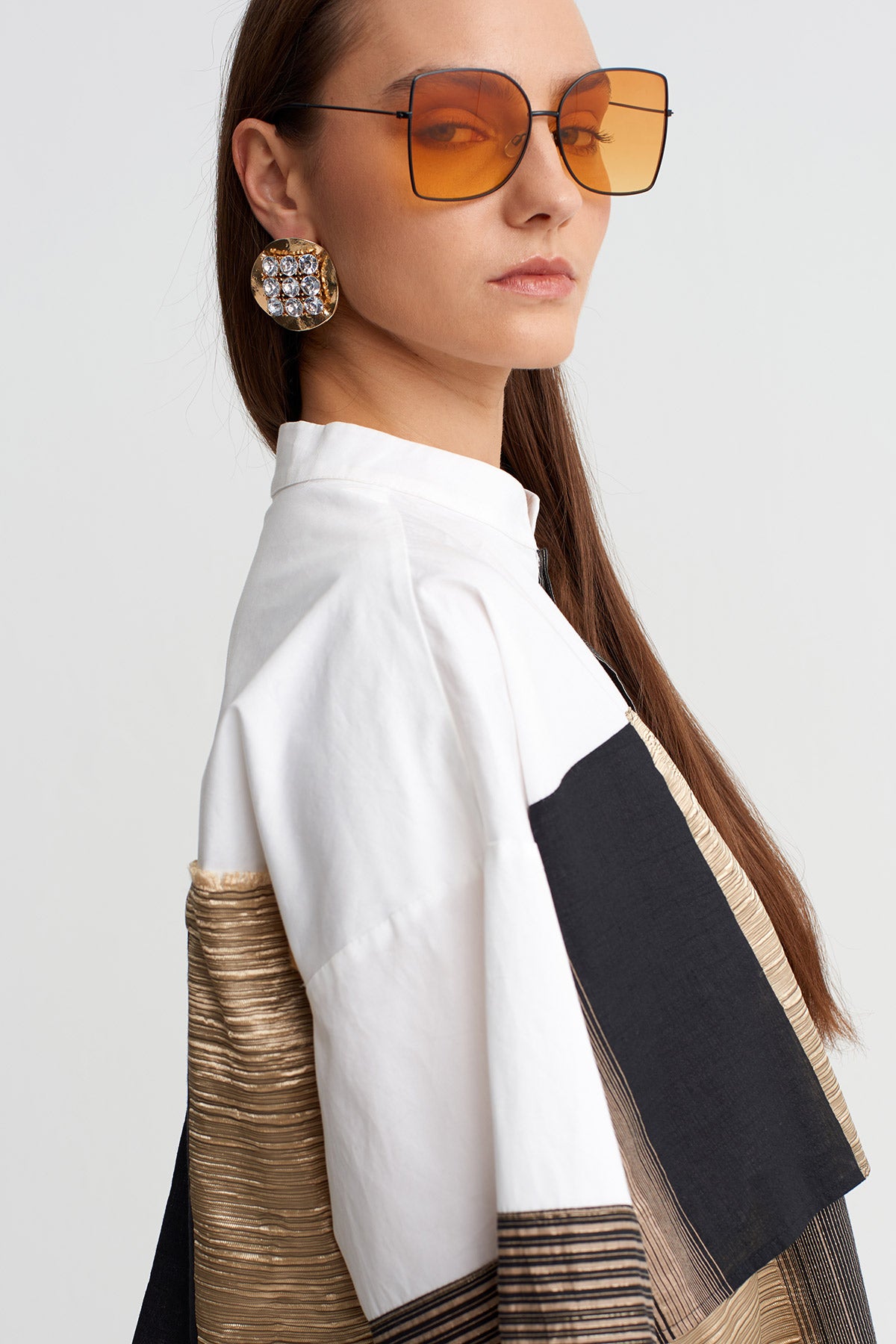 بلوزة تونيك كبيرة الحجم بتصميم مرقع باللونين الأسود والذهبي - Y261011066