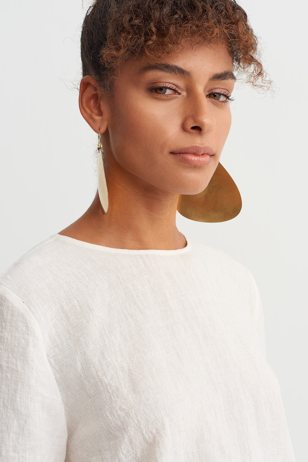 تيشيرت واسع من الكتان الطبيعي بلون أبيض كريمي - Y261011067