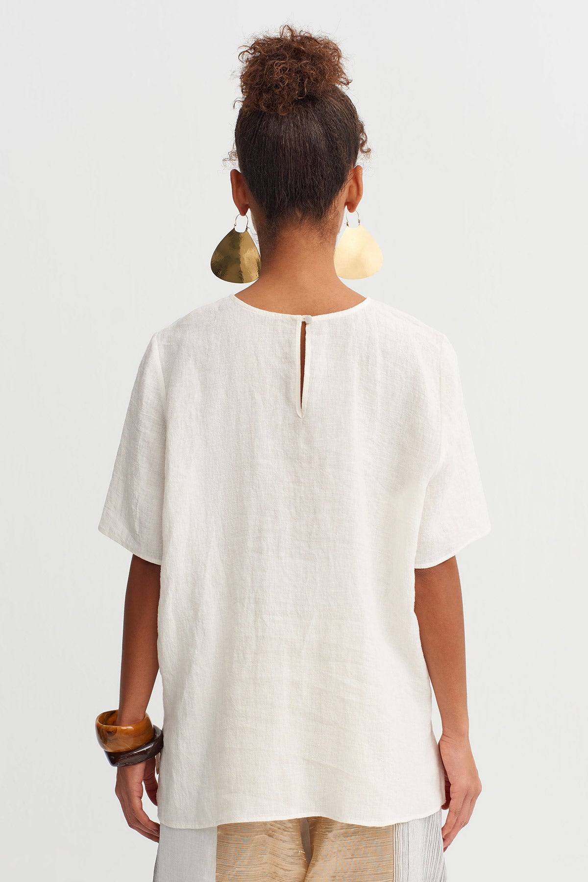 تيشيرت واسع من الكتان الطبيعي بلون أبيض كريمي - Y261011067