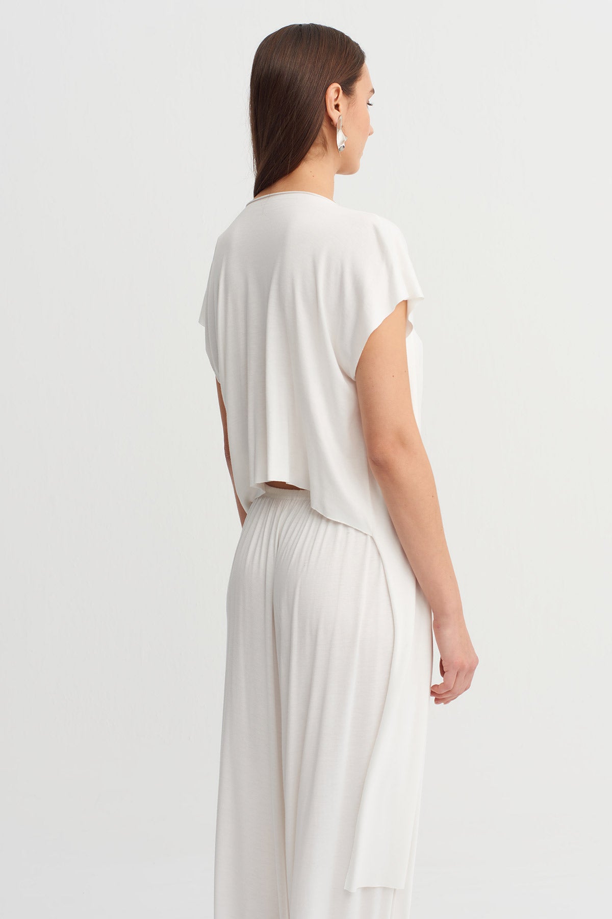 تيشيرت أوف وايت بياقة منسدلة غير متماثلة - Y261011070