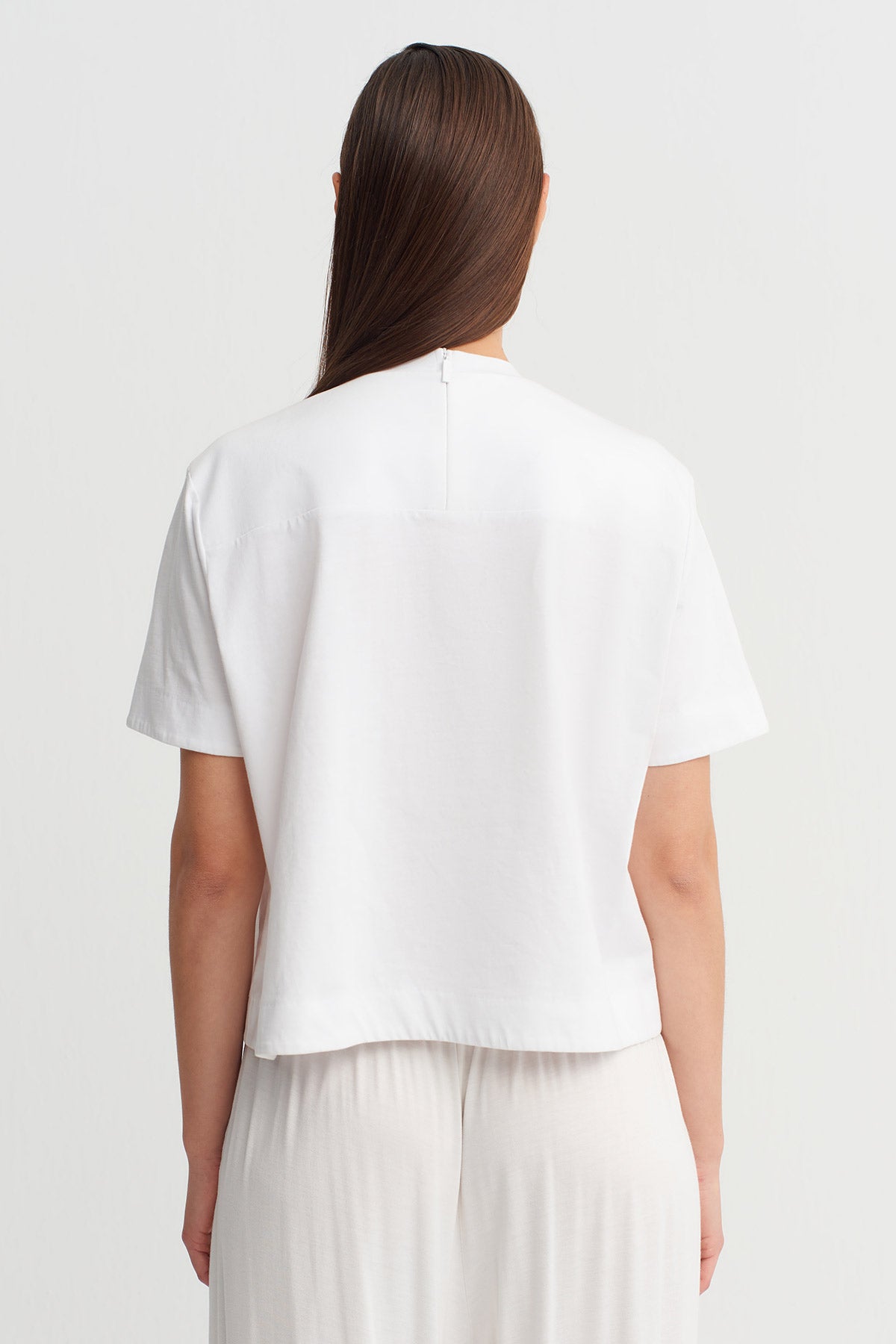 تيشيرت أبيض كريمي مزين بتطريزات حجرية - Y261011088