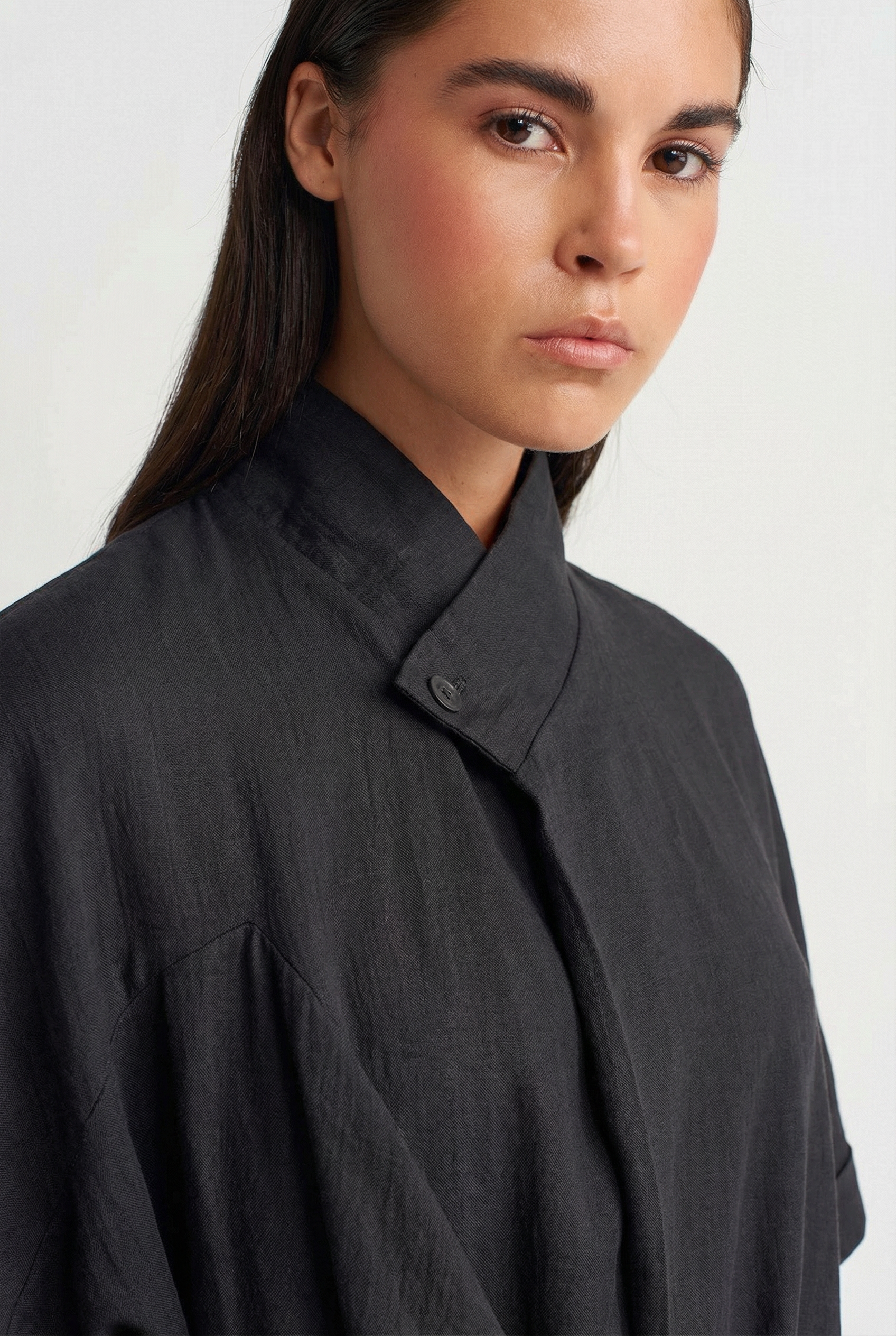 بلوزة سوداء بياقة غير متماثلة ومنسدلة - Y261011018