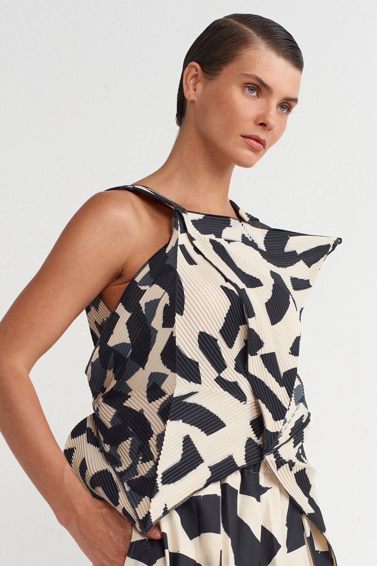 بلوزة مطبوعة بنقوش، مطوية على طراز الأوريغامي - Y261011046