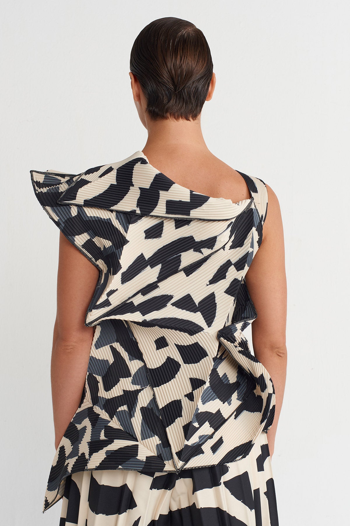 بلوزة مطبوعة بنقوش، مطوية على طراز الأوريغامي - Y261011046