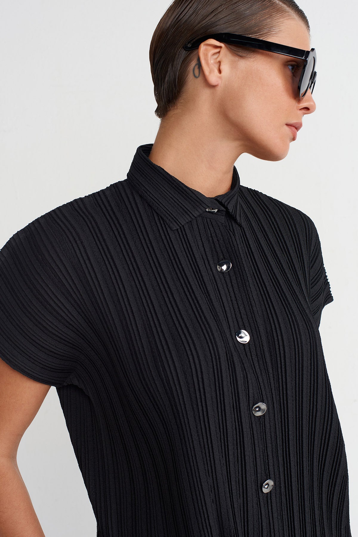 قميص أسود بأكمام قصيرة مطوية - Y261011049