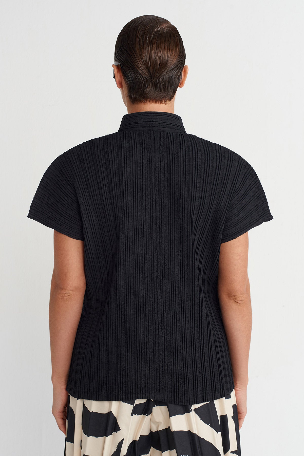 قميص أسود بأكمام قصيرة مطوية - Y261011049