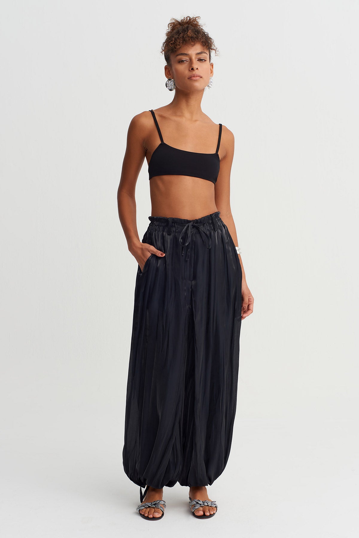 Siyah Kırışık Dokulu Bol Form Beyaz Pantolon-Y263013015