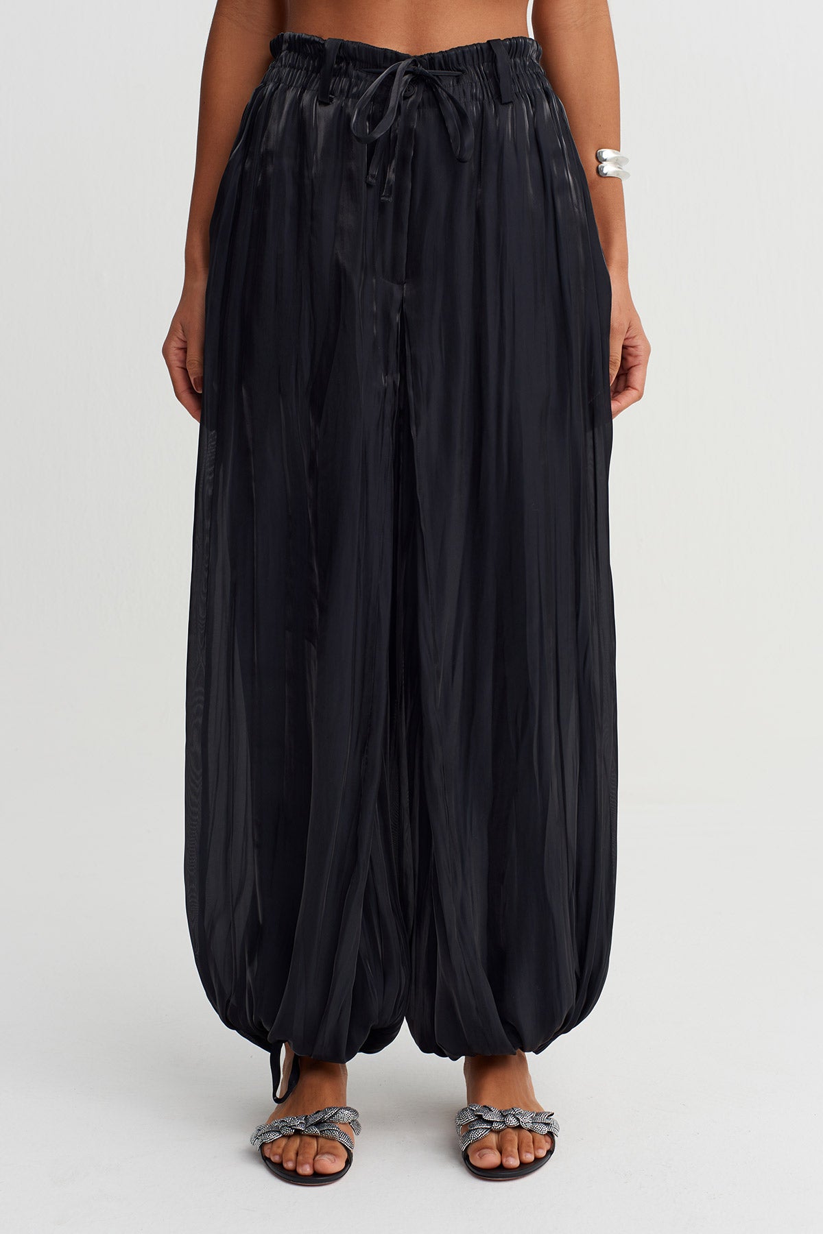 Siyah Kırışık Dokulu Bol Form Beyaz Pantolon-Y263013015