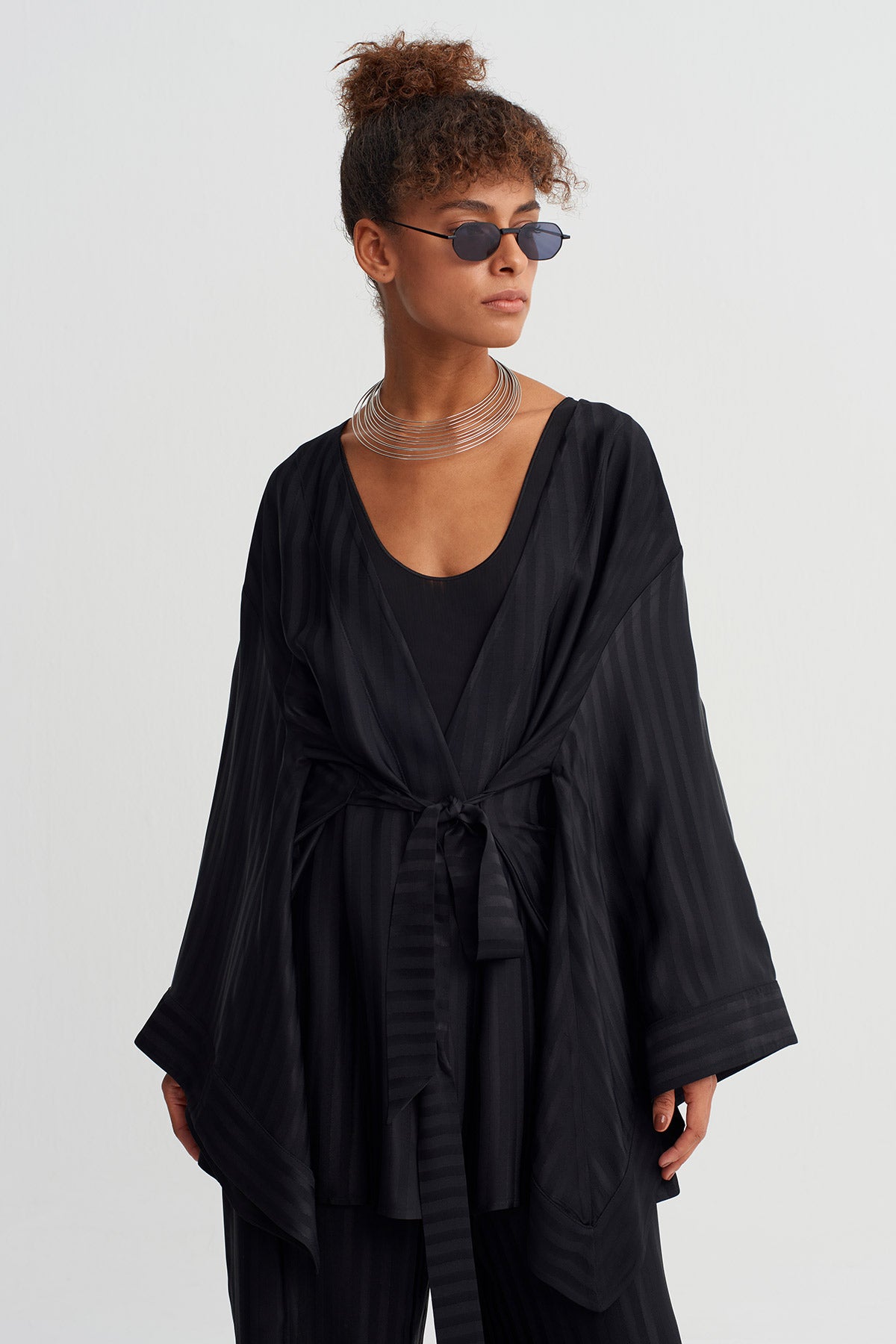 Siyah Tona Ton Çizgili Kuşaklı Kimono-Y265015040