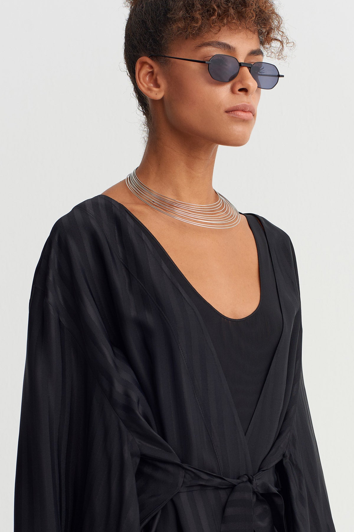 Siyah Tona Ton Çizgili Kuşaklı Kimono-Y265015040