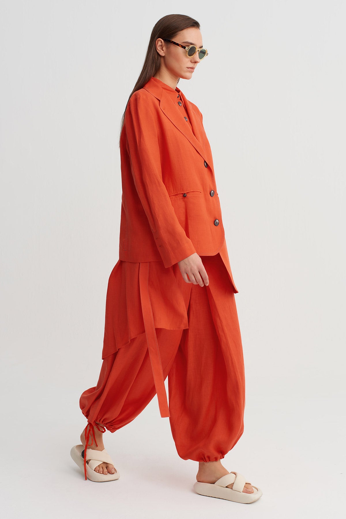 جاكيت أحمر غير متماثل بأزرار - Y265015056