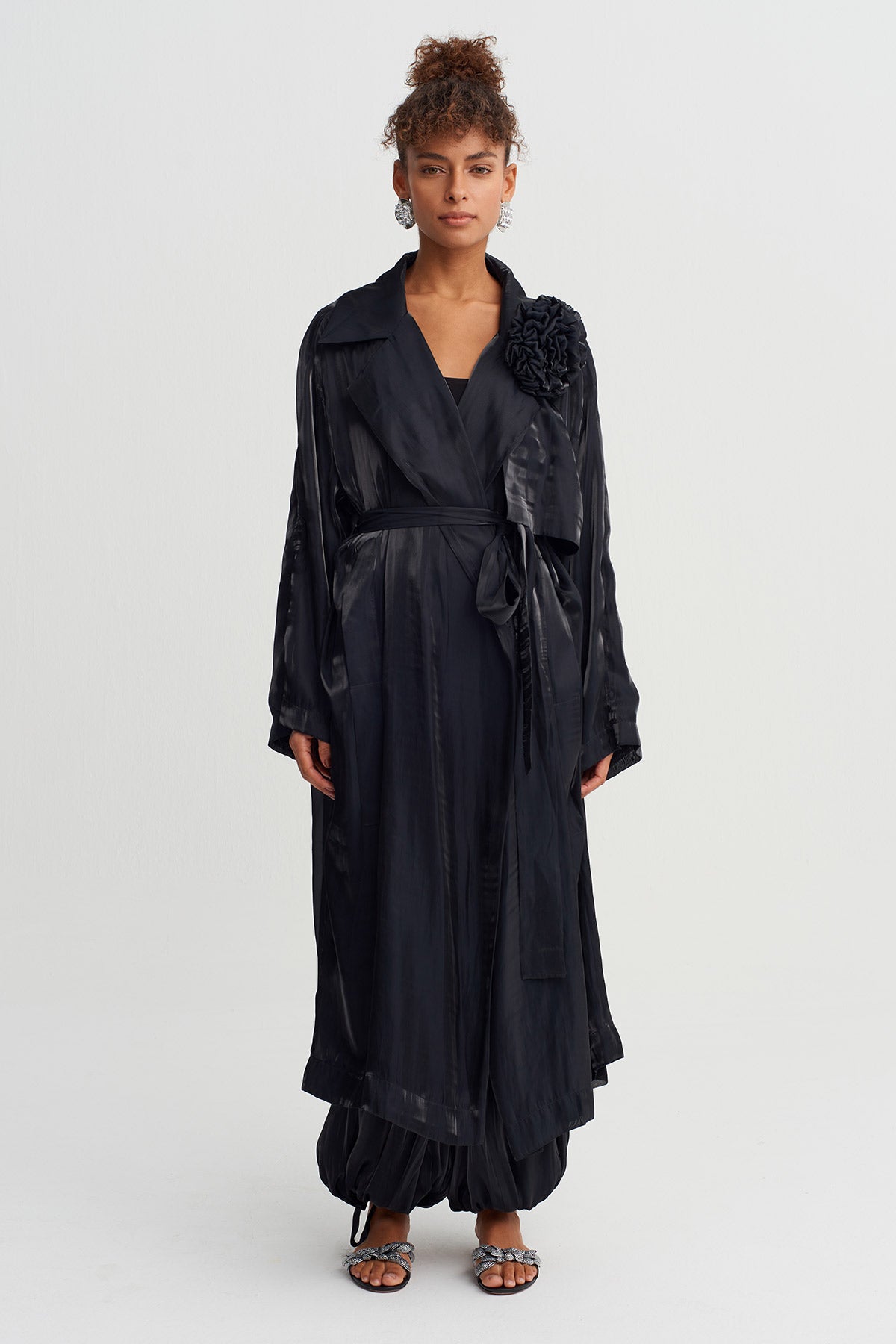 معطف ترنش أسود لامع بتفاصيل زهرية - Y267017005