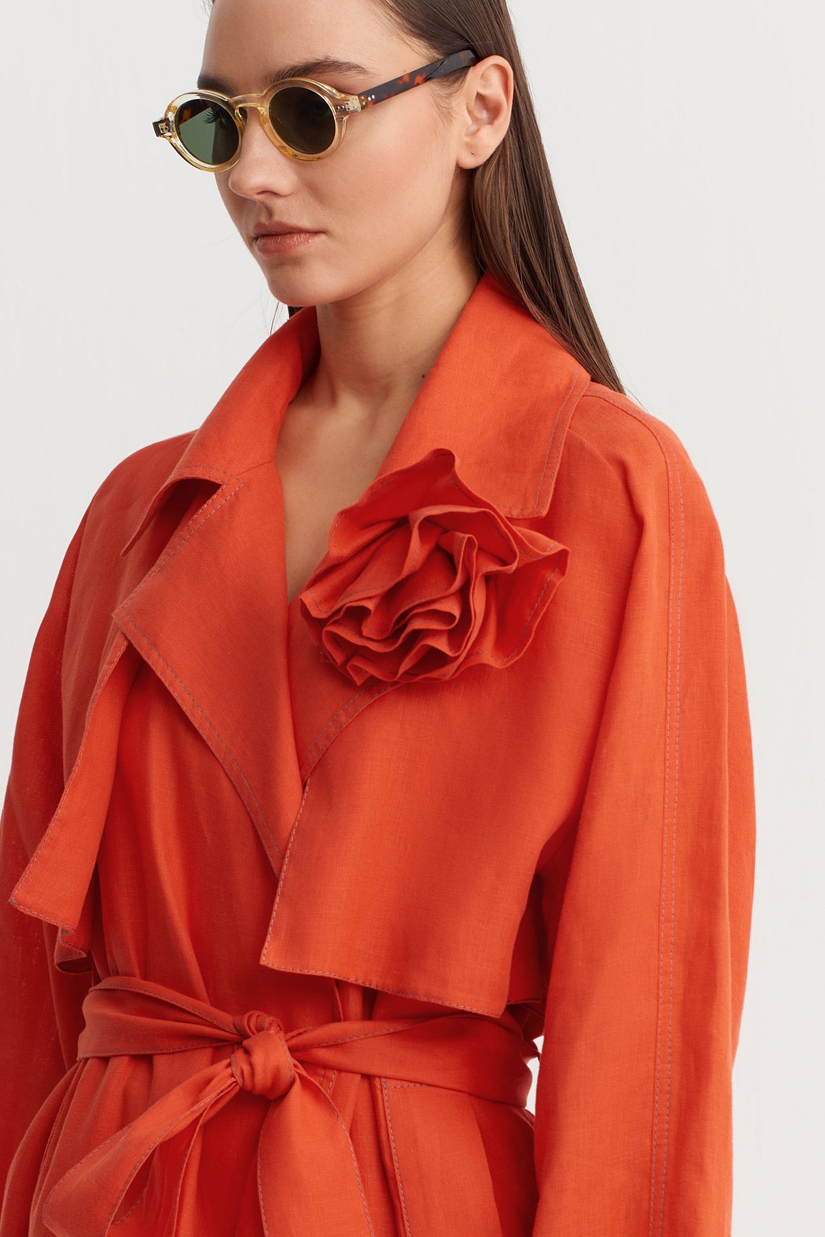 معطف ترنش من الكتان الأحمر مع حزام وتفاصيل زهور على الياقة - Y267017013