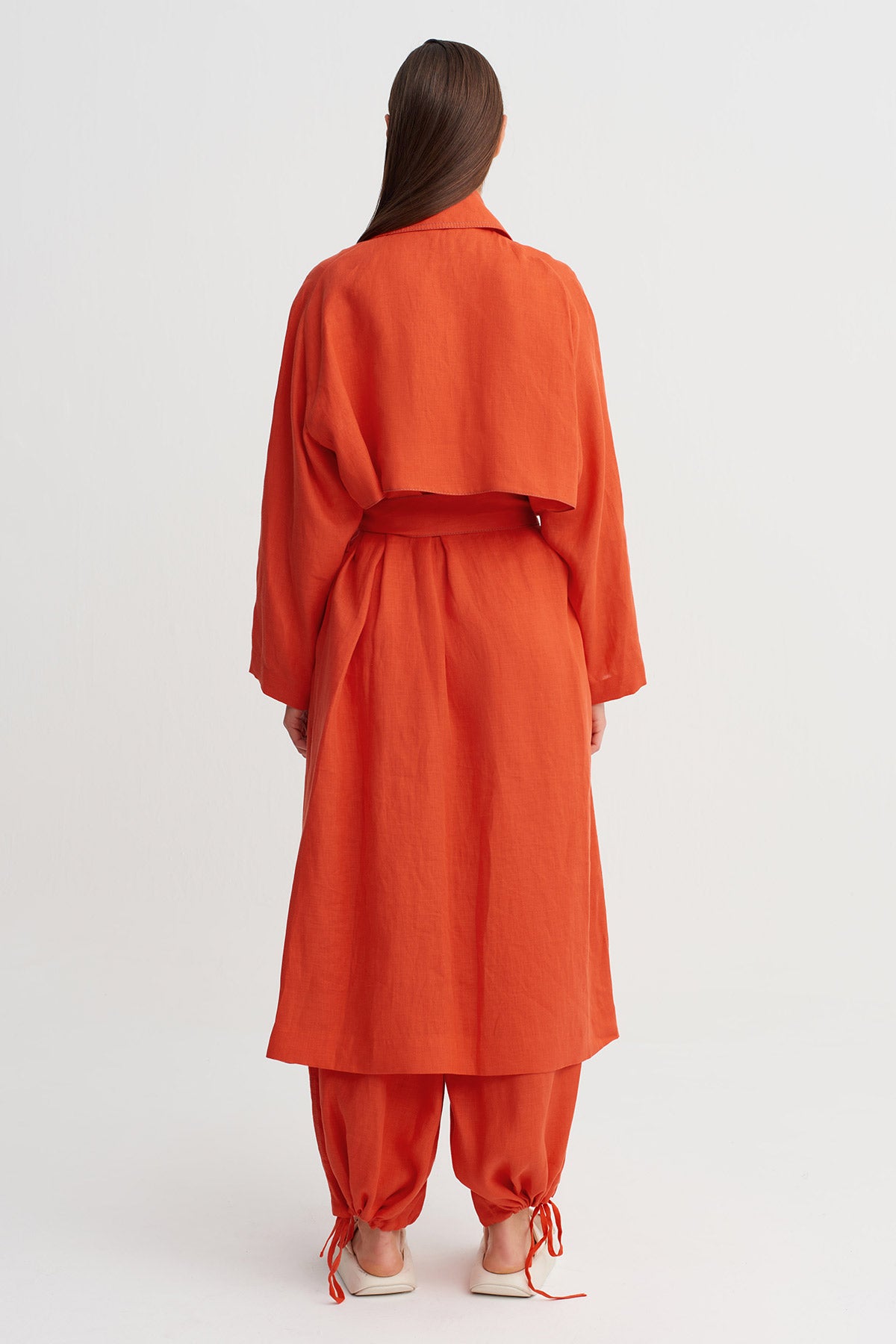 معطف ترنش من الكتان الأحمر مع حزام وتفاصيل زهور على الياقة - Y267017013