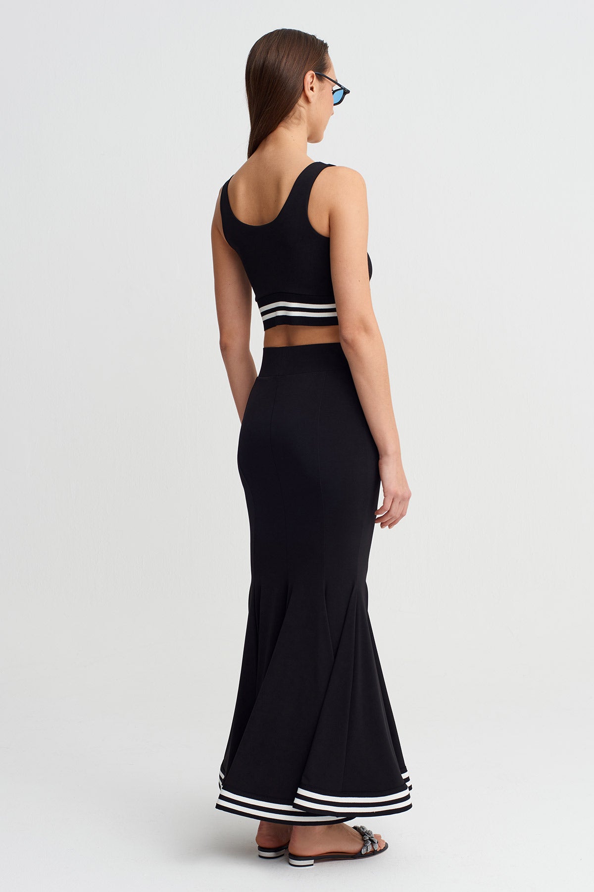 تنورة جيرسي سوداء مخططة بتفاصيل ذيل السمكة - Y262012001