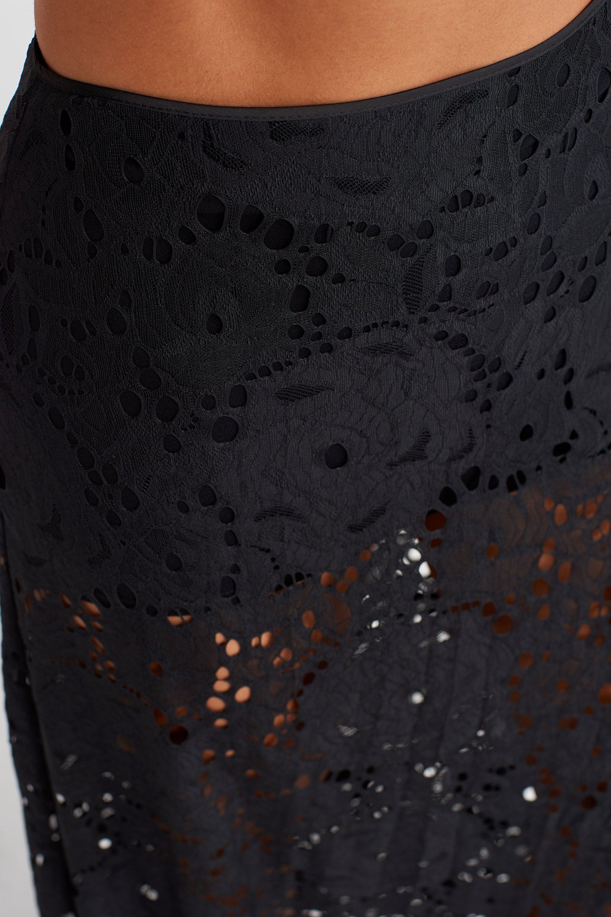 تنورة طويلة شفافة من الدانتيل الأسود - Y262012004