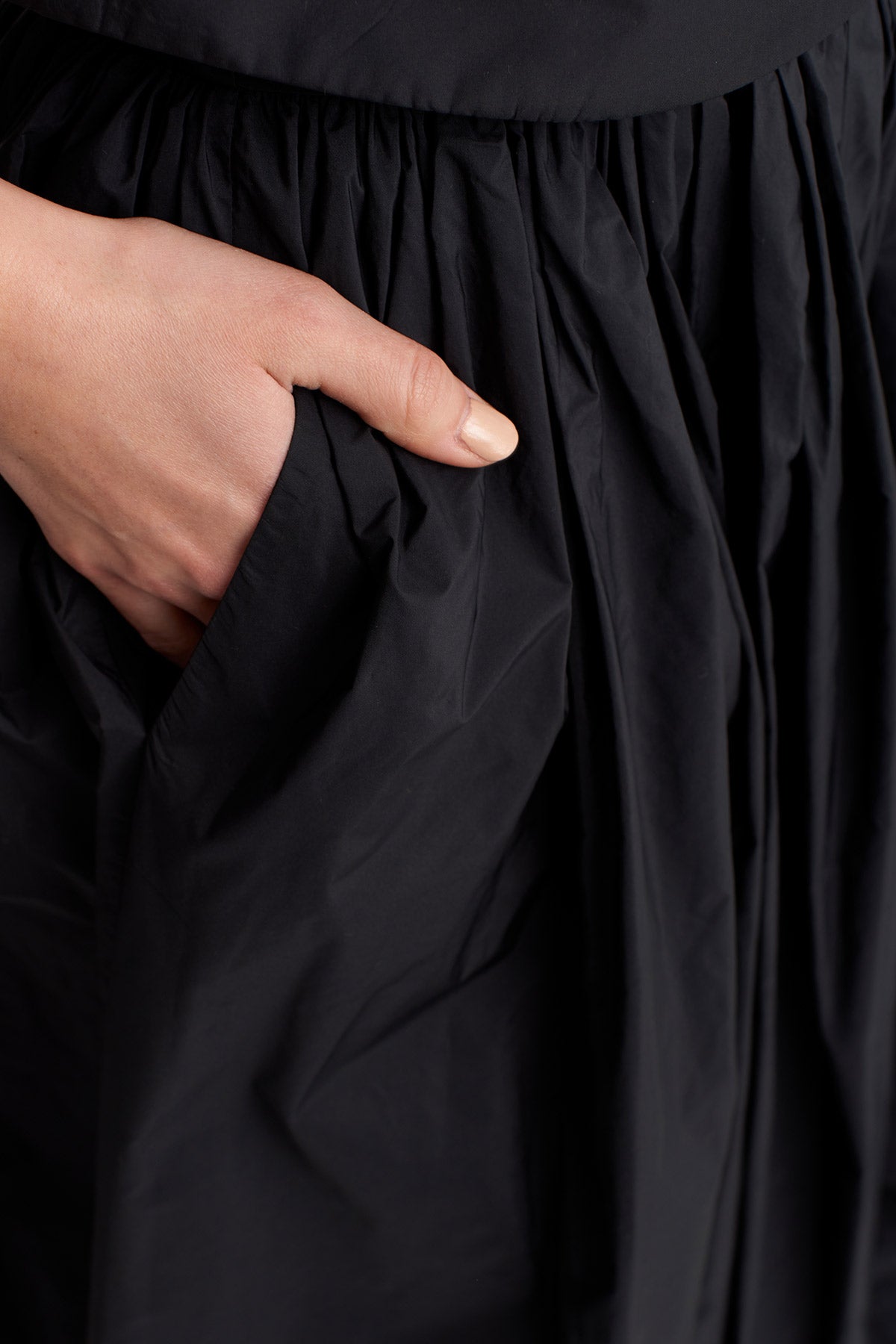 تنورة ميدي سوداء من التافتا بجيوب - Y262012010