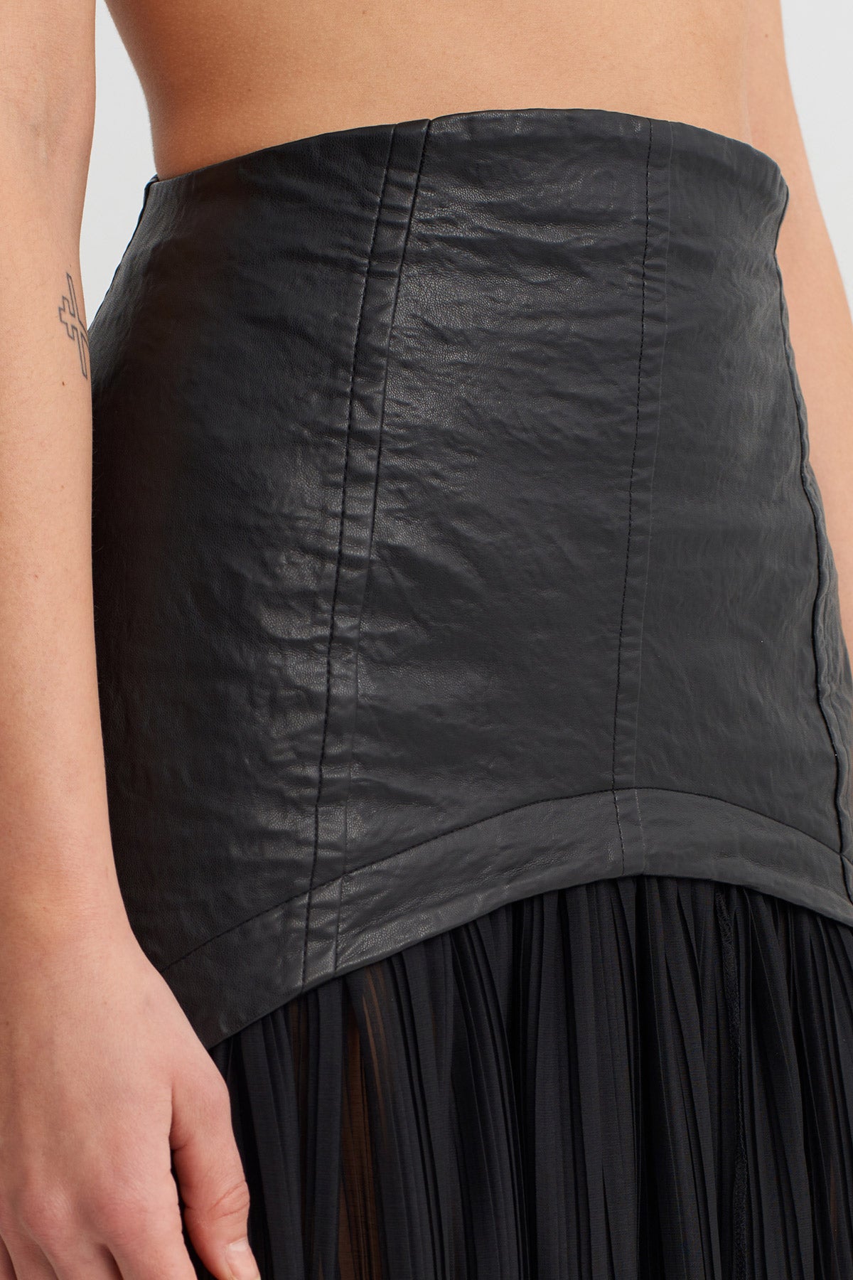 Siyah Deri Detaylı Piliseli Tül Uzun Etek-Y262012011