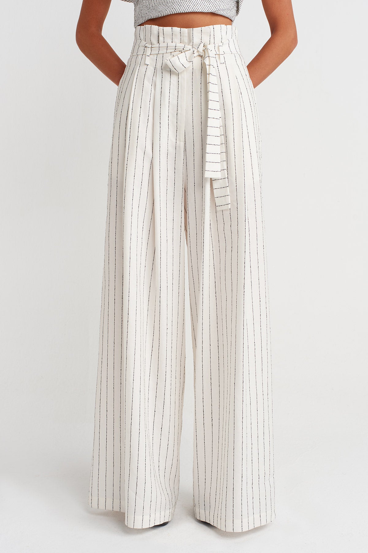 Kırık Beyaz Çizgi Dokulu Geniş Paça Pantolon-Y263013011