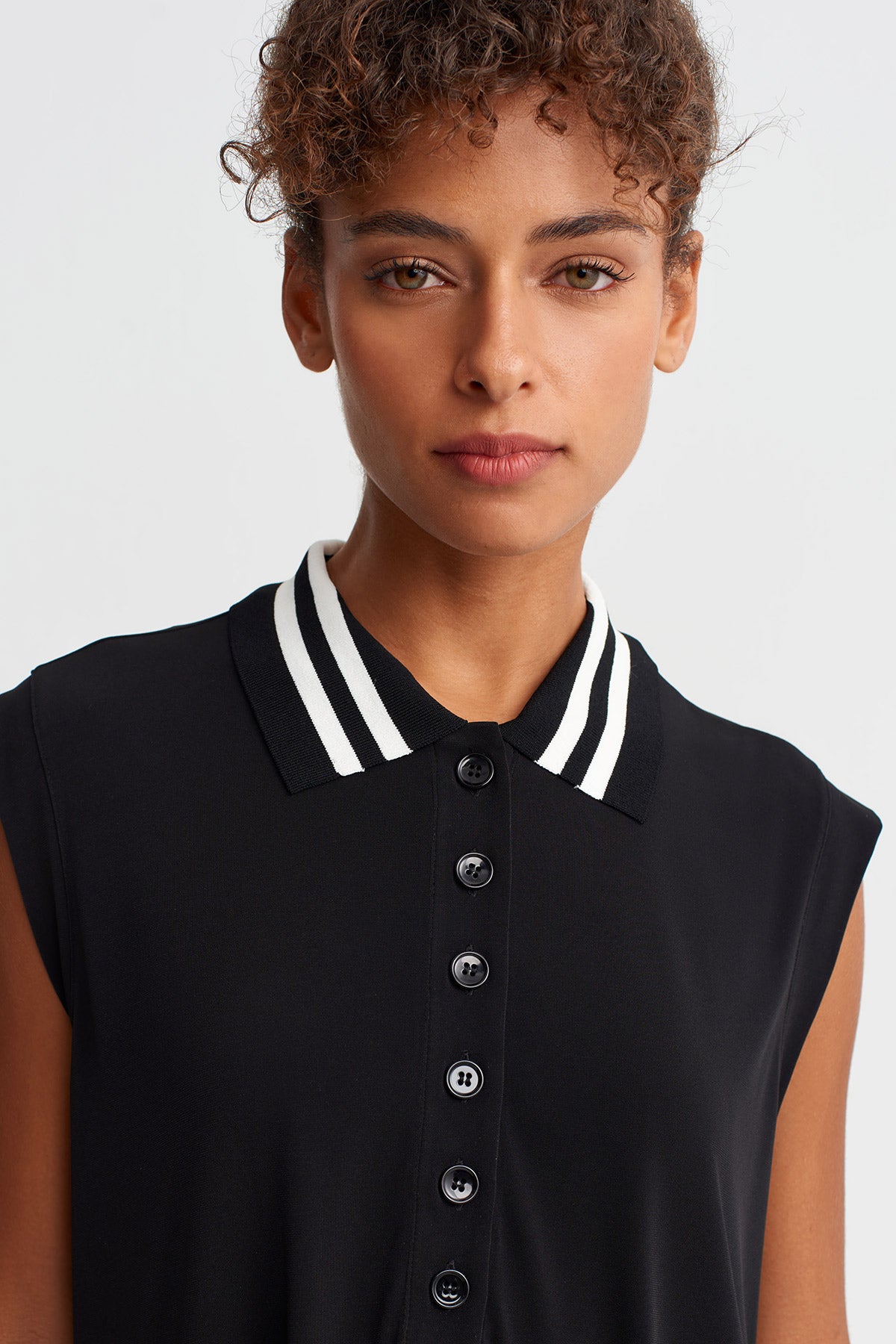 فستان جيرسي بدون أكمام بتفاصيل مخططة سوداء - Y264014005