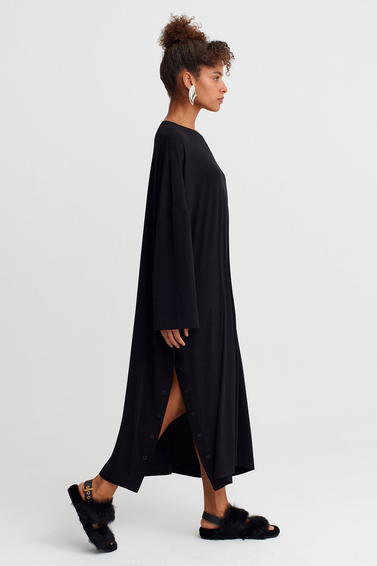 فستان جيرسي أسود مخطط بقصة واسعة - Y264014006