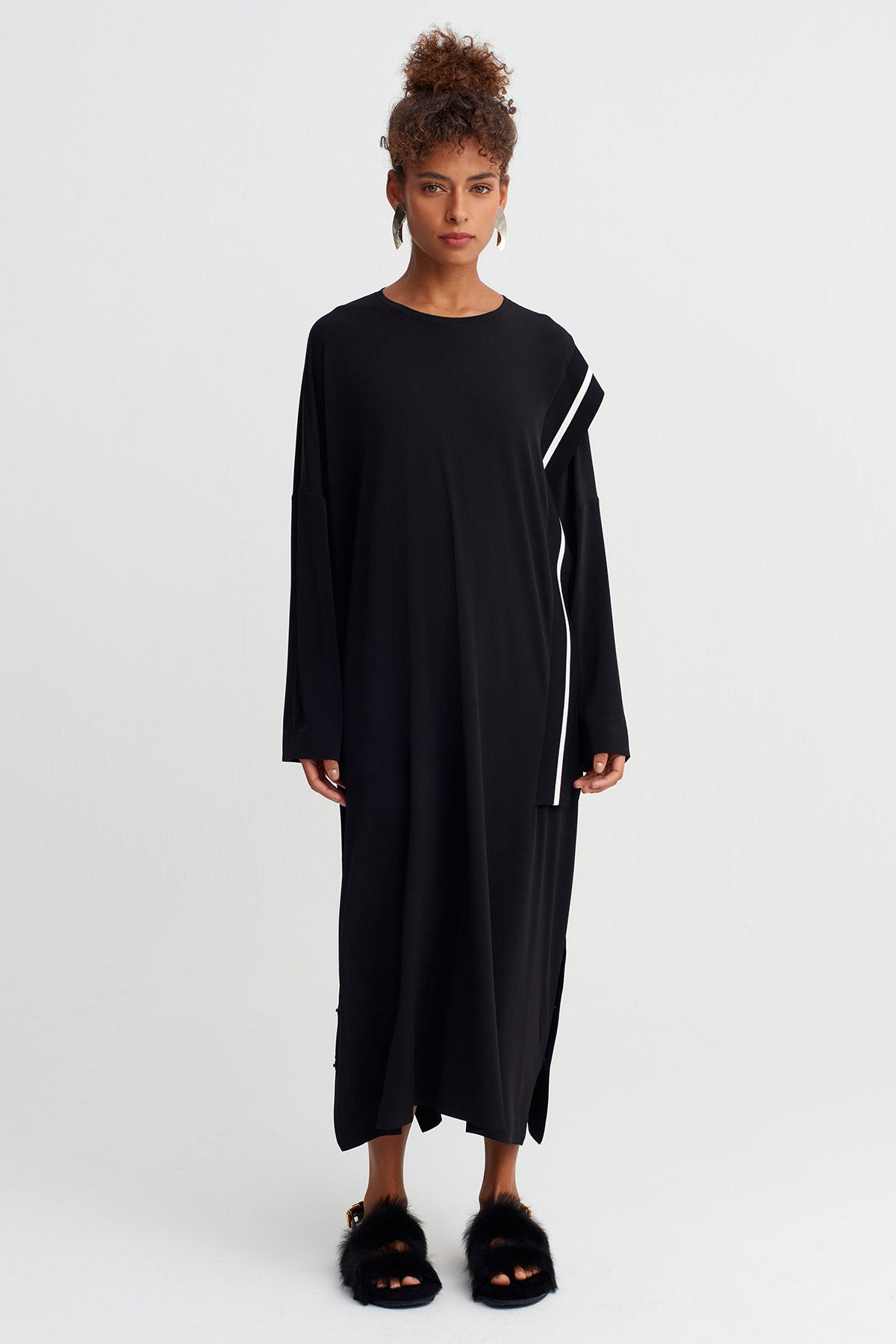 فستان جيرسي أسود مخطط بقصة واسعة - Y264014006