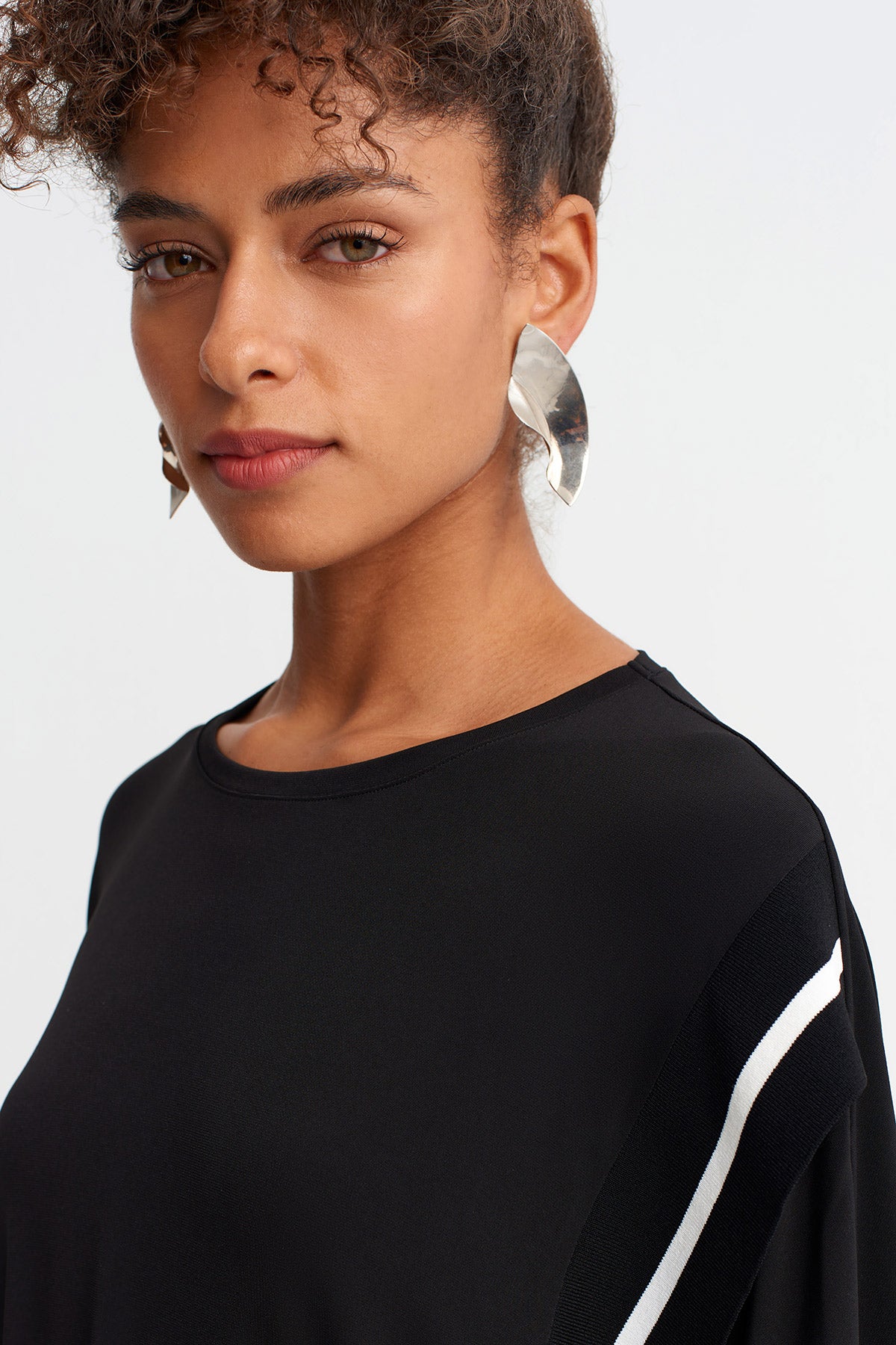 فستان جيرسي أسود مخطط بقصة واسعة - Y264014006