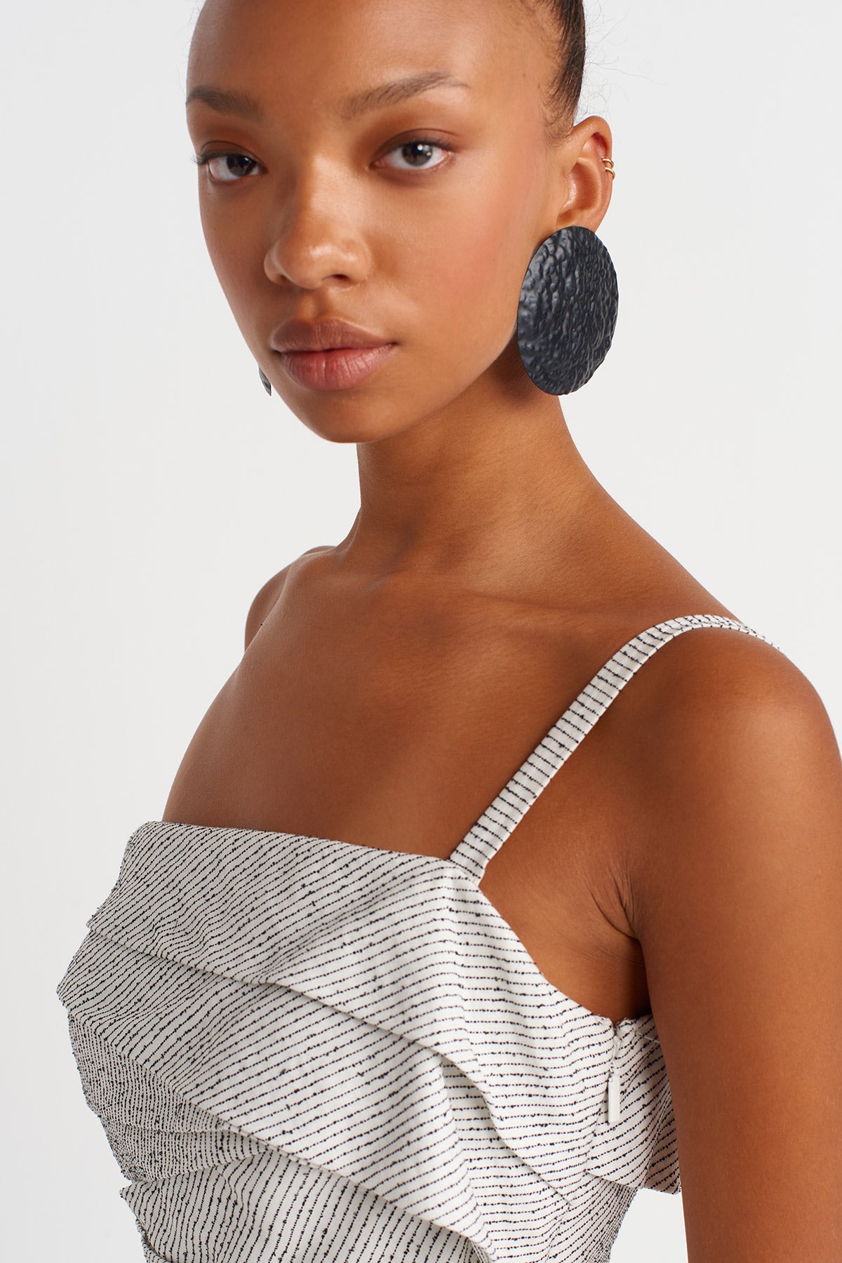 فستان ميدي غير متماثل الطبقات باللونين الأبيض والأسود - Y264014014