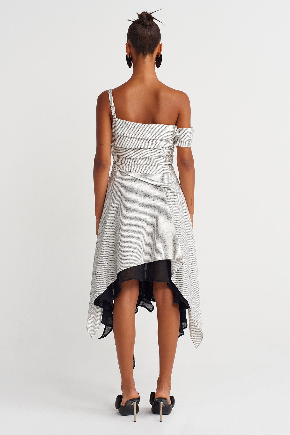 فستان ميدي غير متماثل الطبقات باللونين الأبيض والأسود - Y264014014