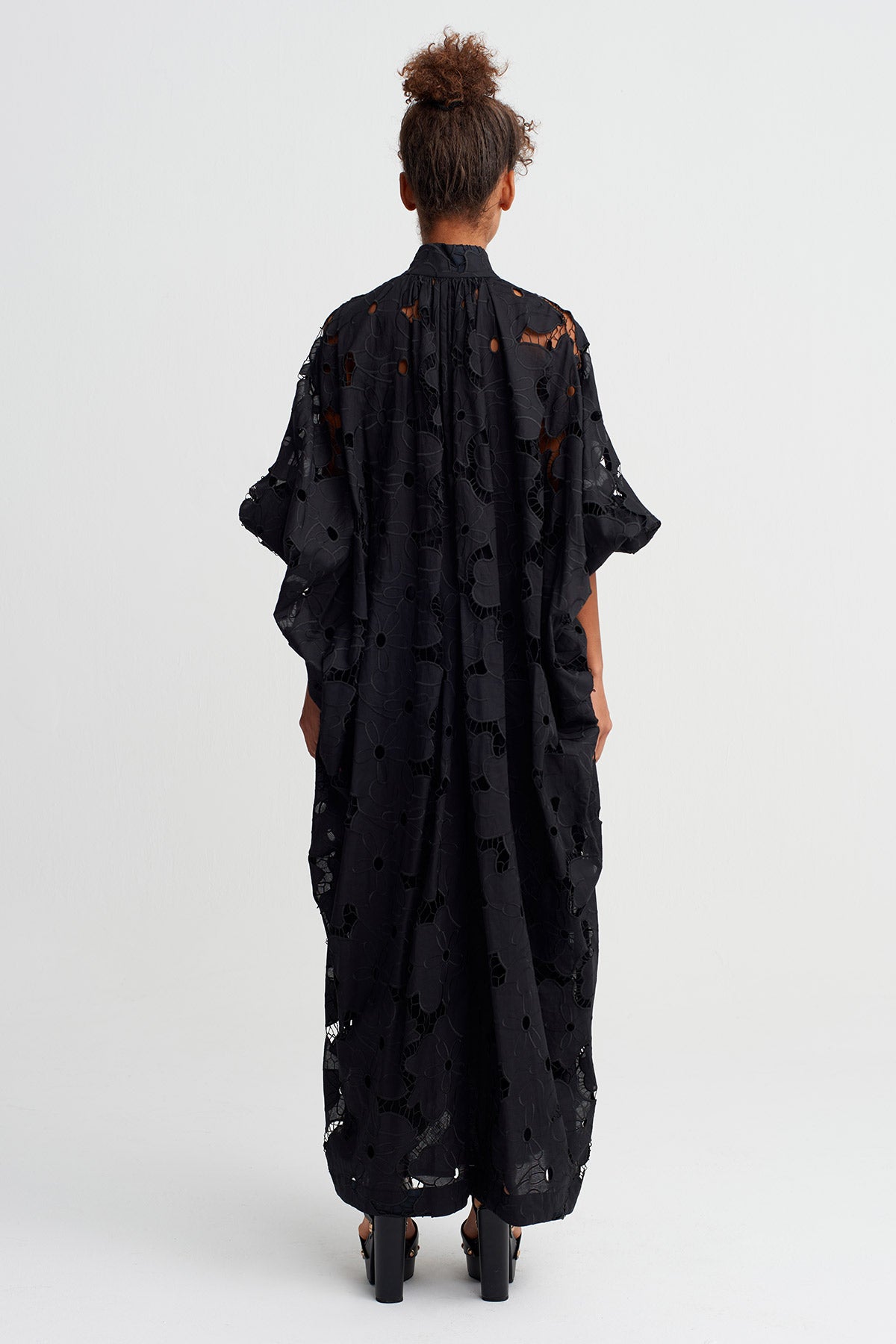 فستان دانتيل أسود بنقوش زهرية - Y264014038