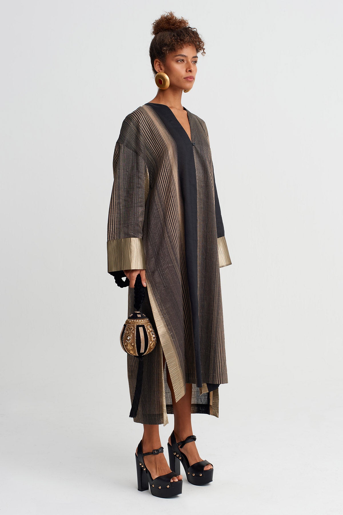 فستان طويل مخطط باللونين الأسود والذهبي - Y264014040