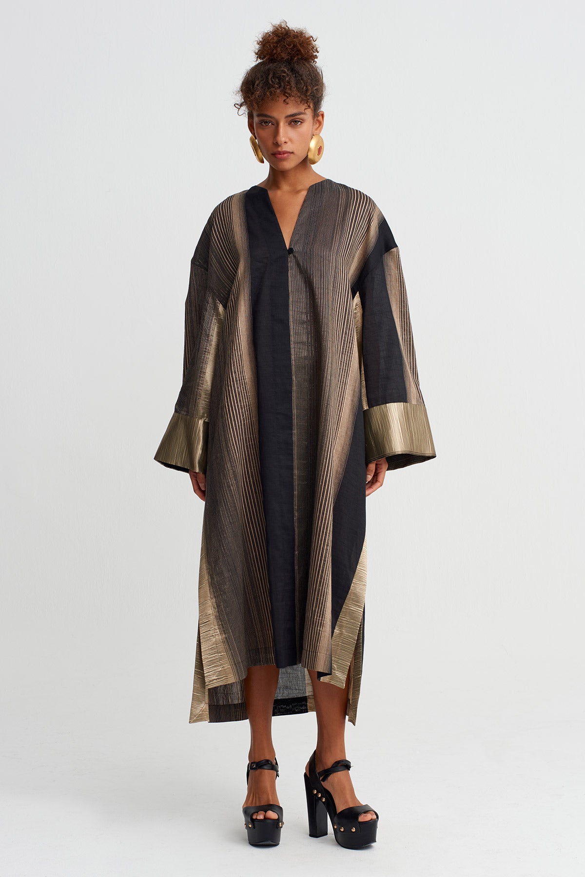 فستان طويل مخطط باللونين الأسود والذهبي - Y264014040