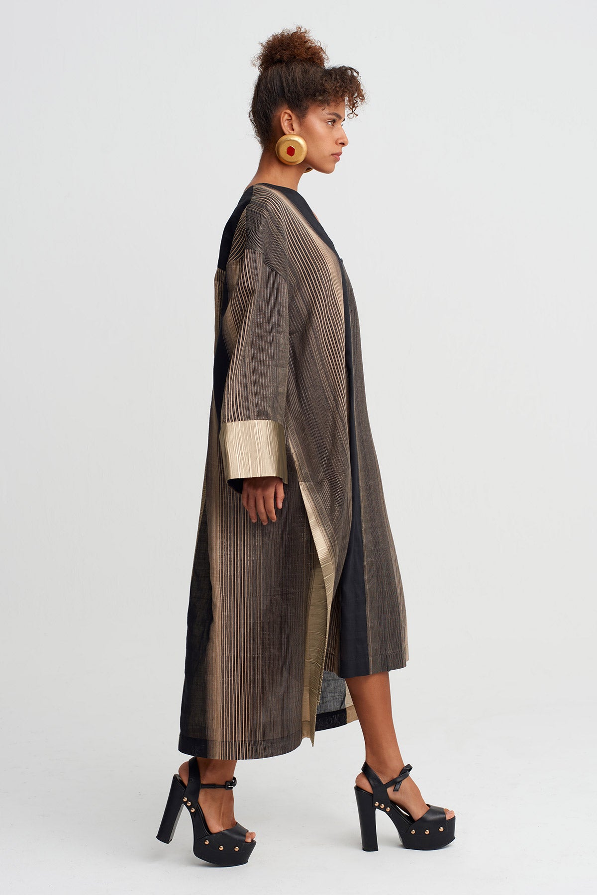 فستان طويل مخطط باللونين الأسود والذهبي - Y264014040