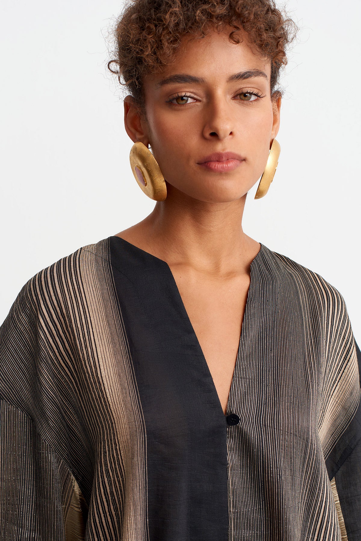 فستان طويل مخطط باللونين الأسود والذهبي - Y264014040