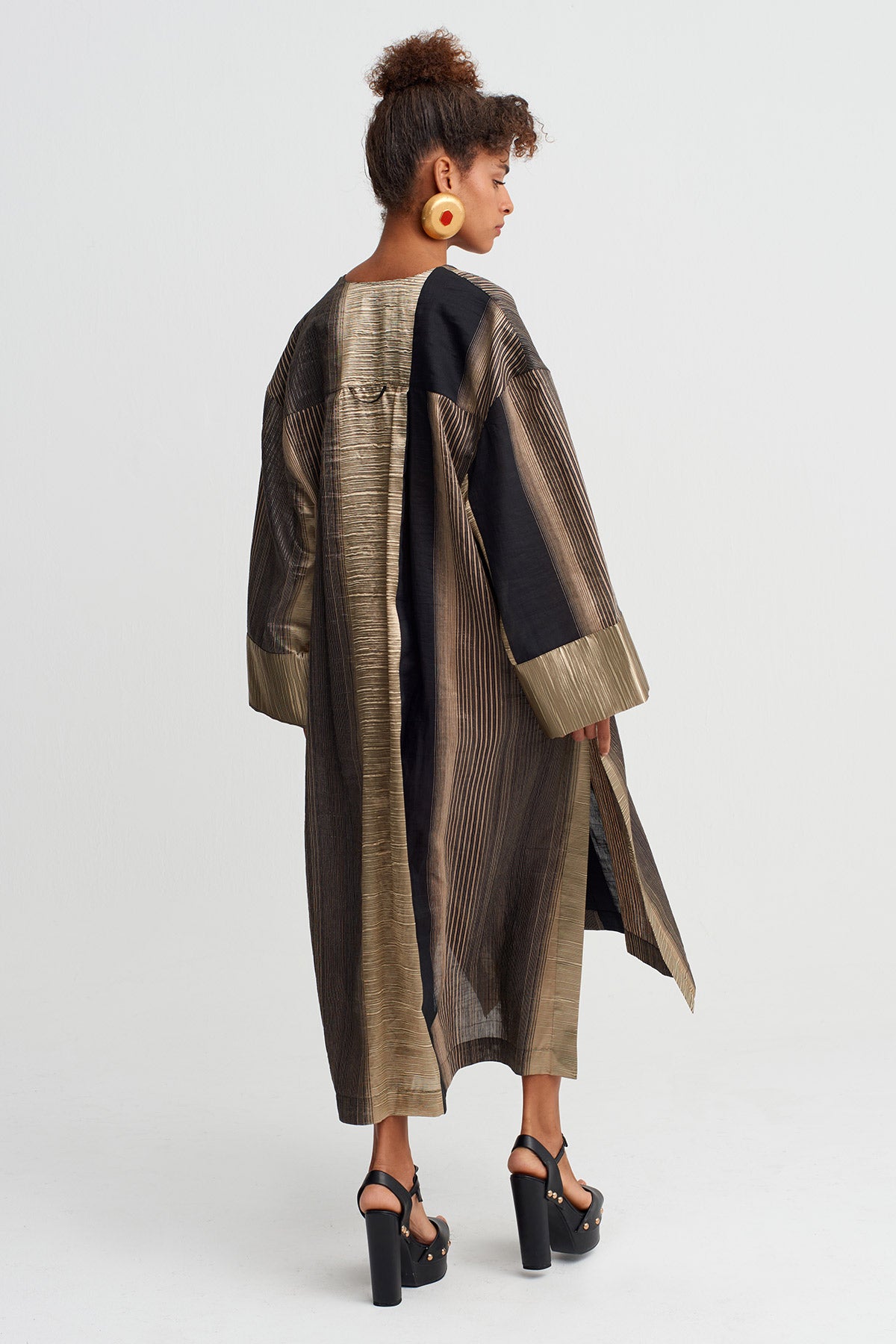 فستان طويل مخطط باللونين الأسود والذهبي - Y264014040