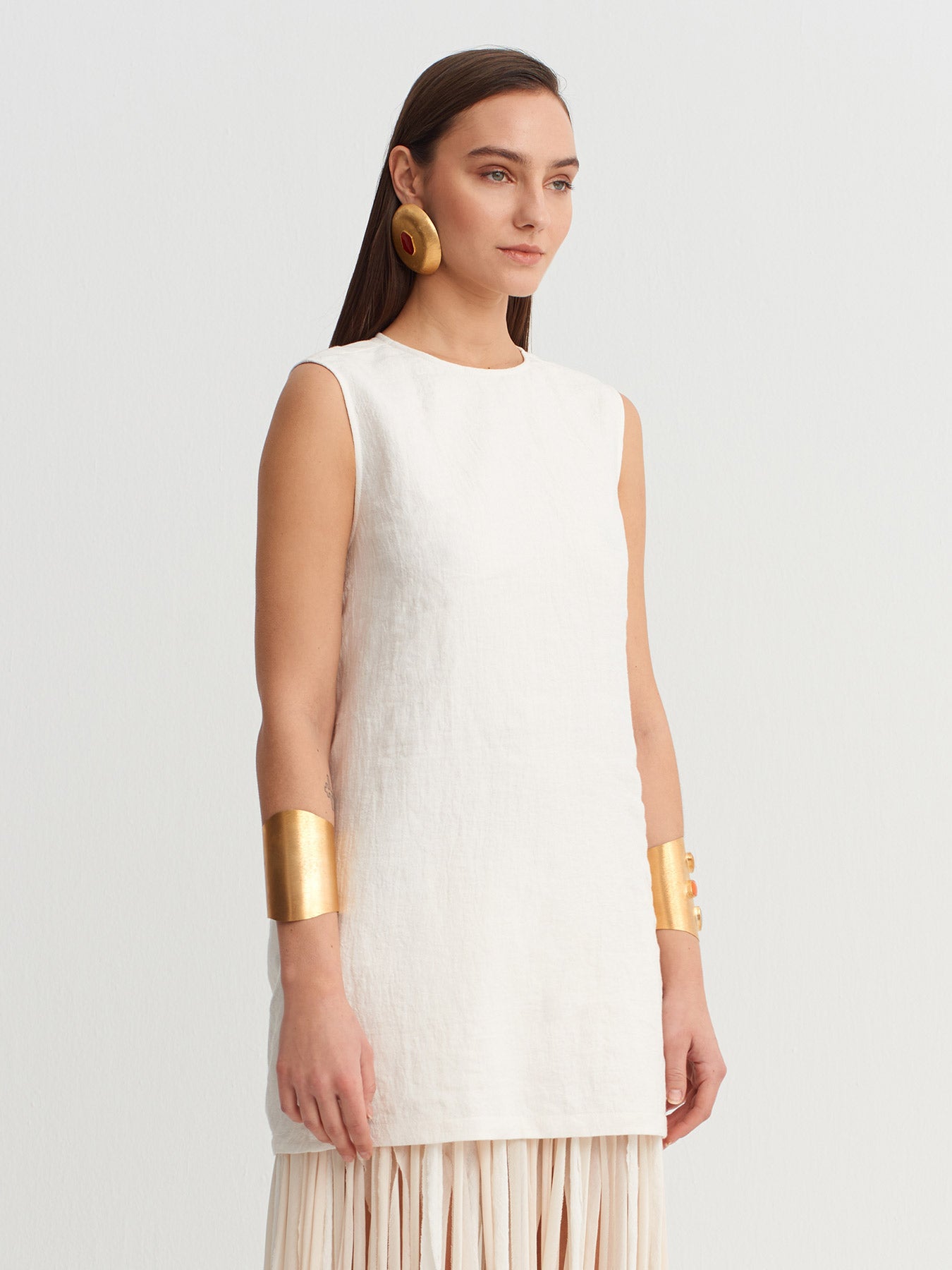 فستان كتان بلون أبيض كريمي مزين بشرابة وتصميم مكشوف الظهر - Y264014044