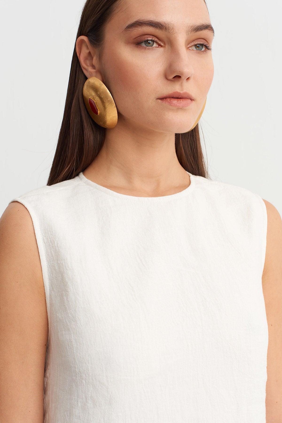 فستان كتان بلون أبيض كريمي مزين بشرابة وتصميم مكشوف الظهر - Y264014044