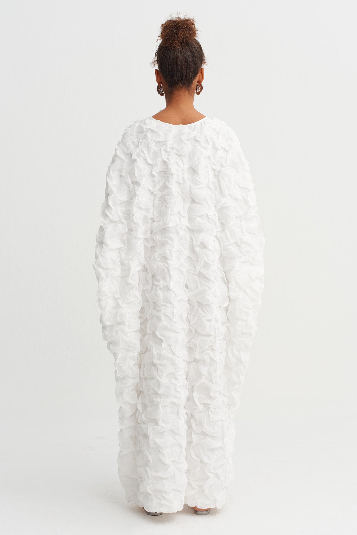 فستان طويل بياقة على شكل حرف V من قماش مزخرف بلون أبيض كريمي - Y264014046