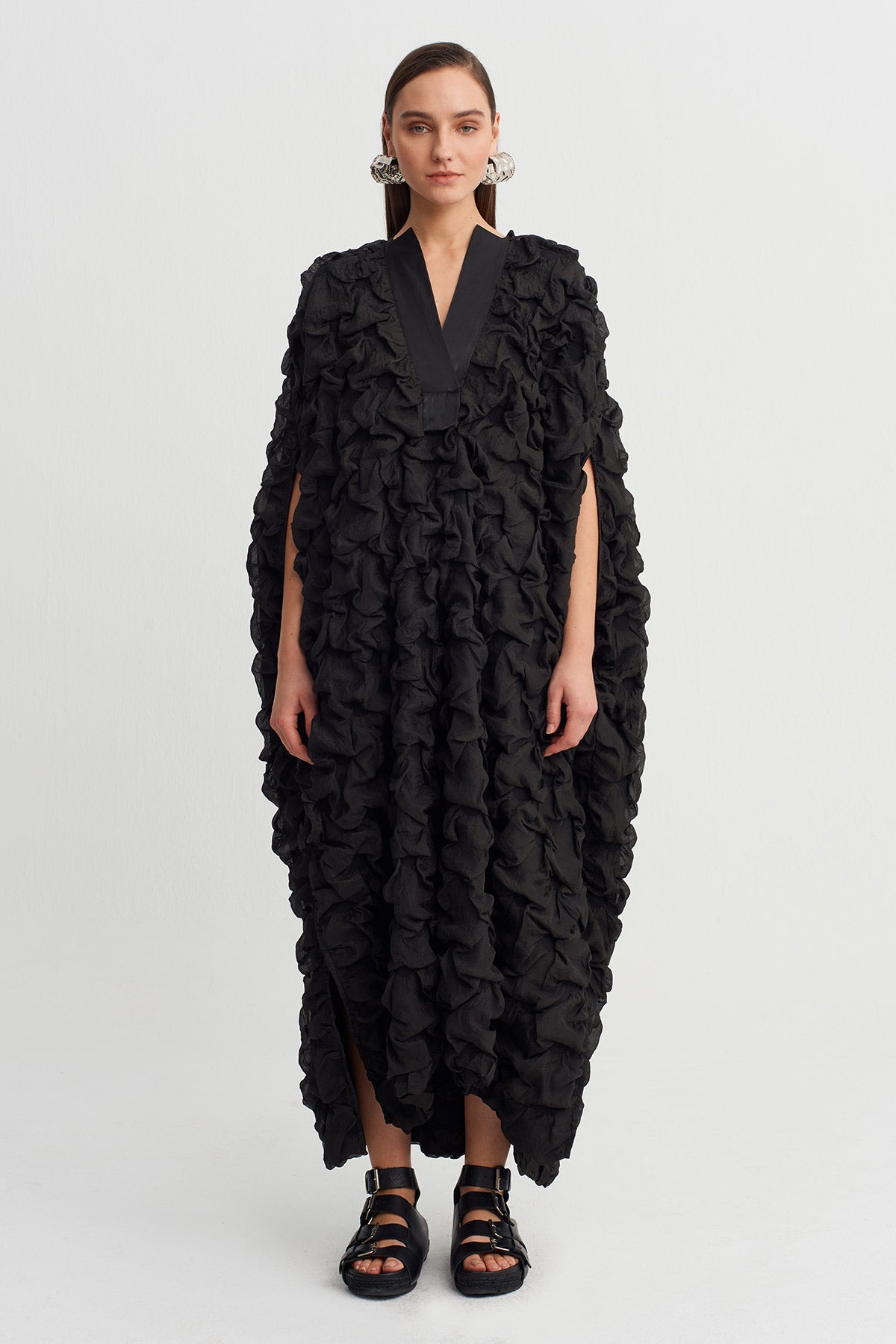 فستان أسود طويل بياقة على شكل حرف V - Y264014046