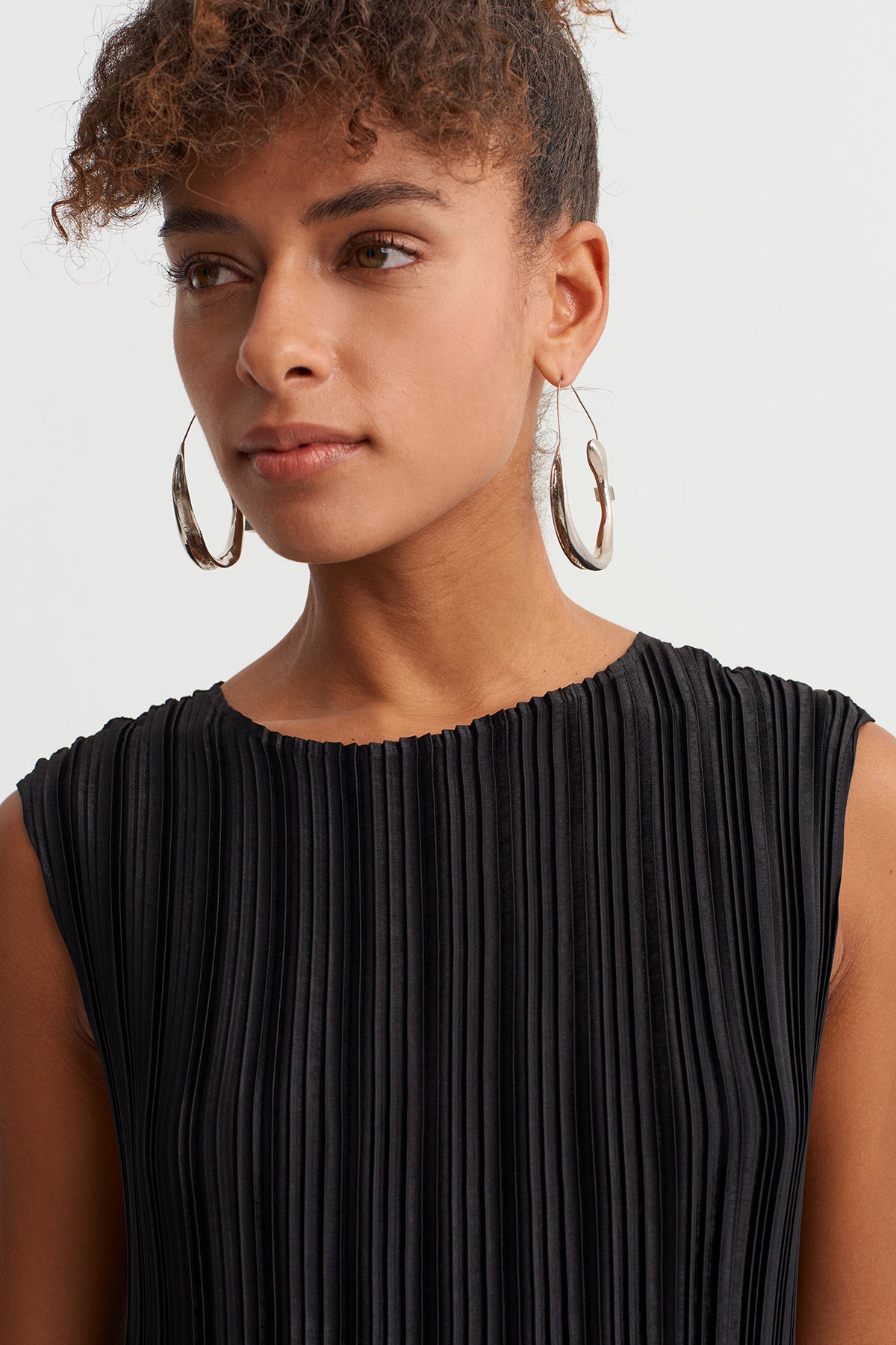 فستان أسود غير متماثل بدون أكمام ومطوي - Y264014052