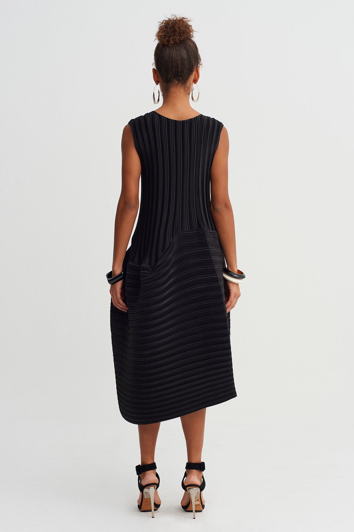 فستان أسود غير متماثل بدون أكمام ومطوي - Y264014052