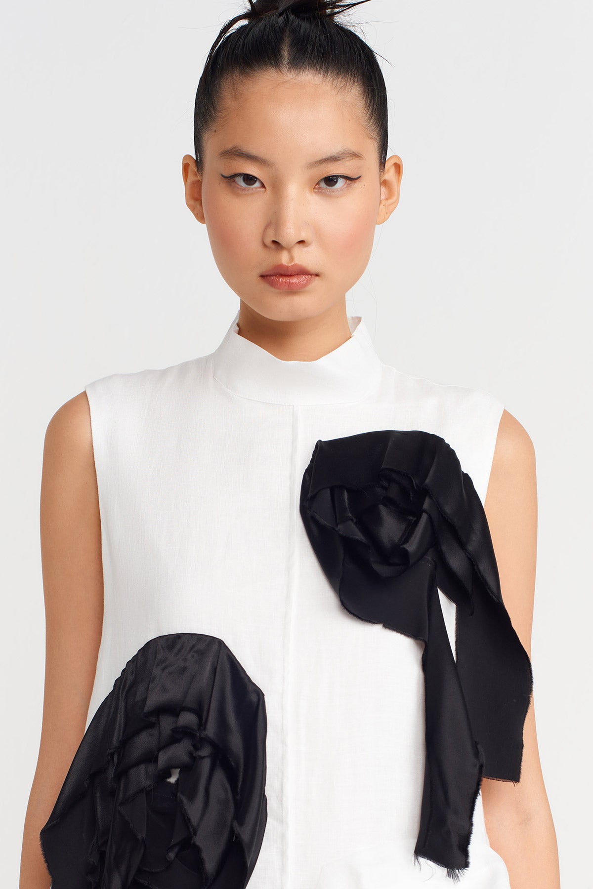 Siyah / Beyaz Çiçek Aplikeli Keten Elbise-Y264014056