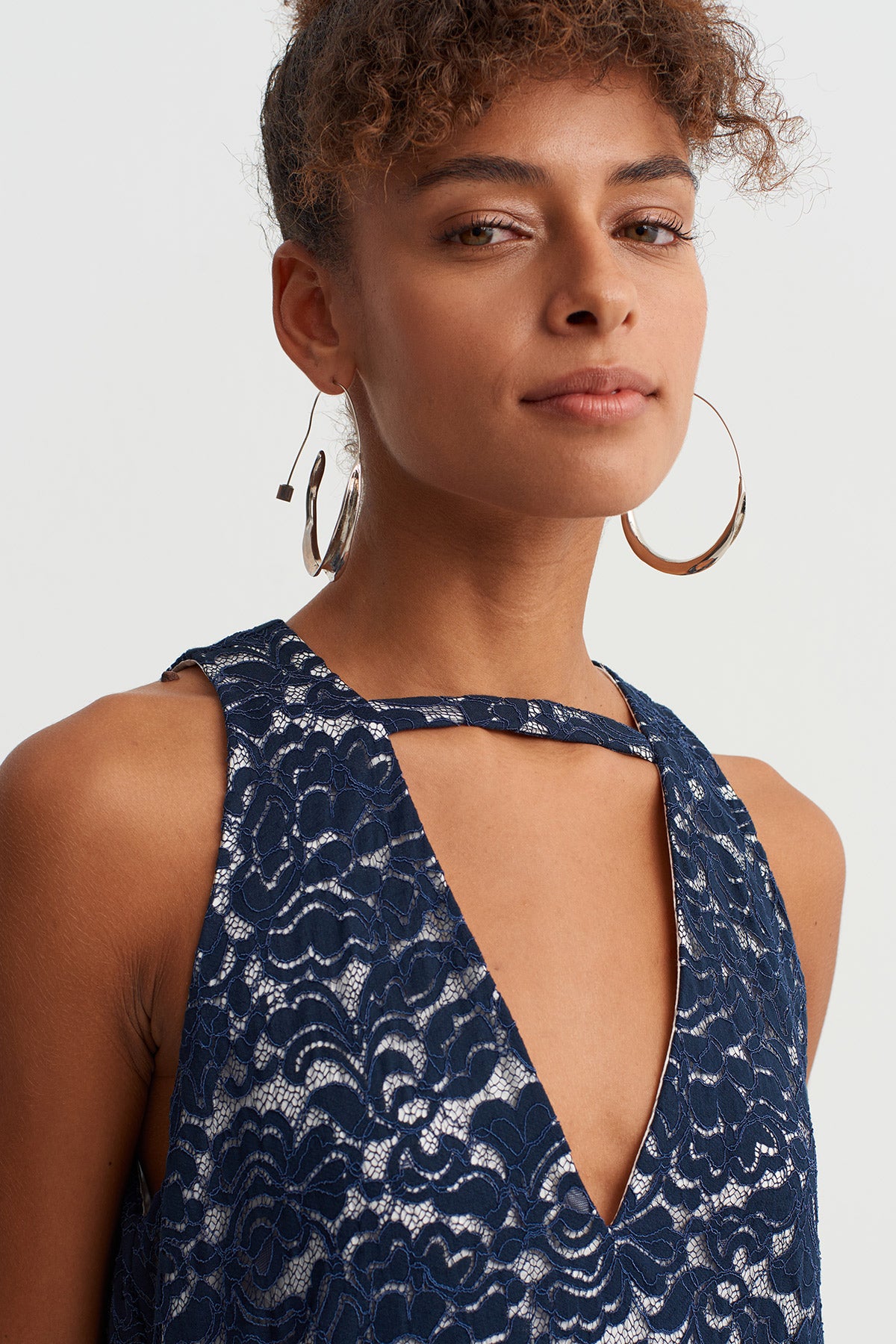 فستان دانتيل بتنورة غير متماثلة باللون النيلي - Y264014063